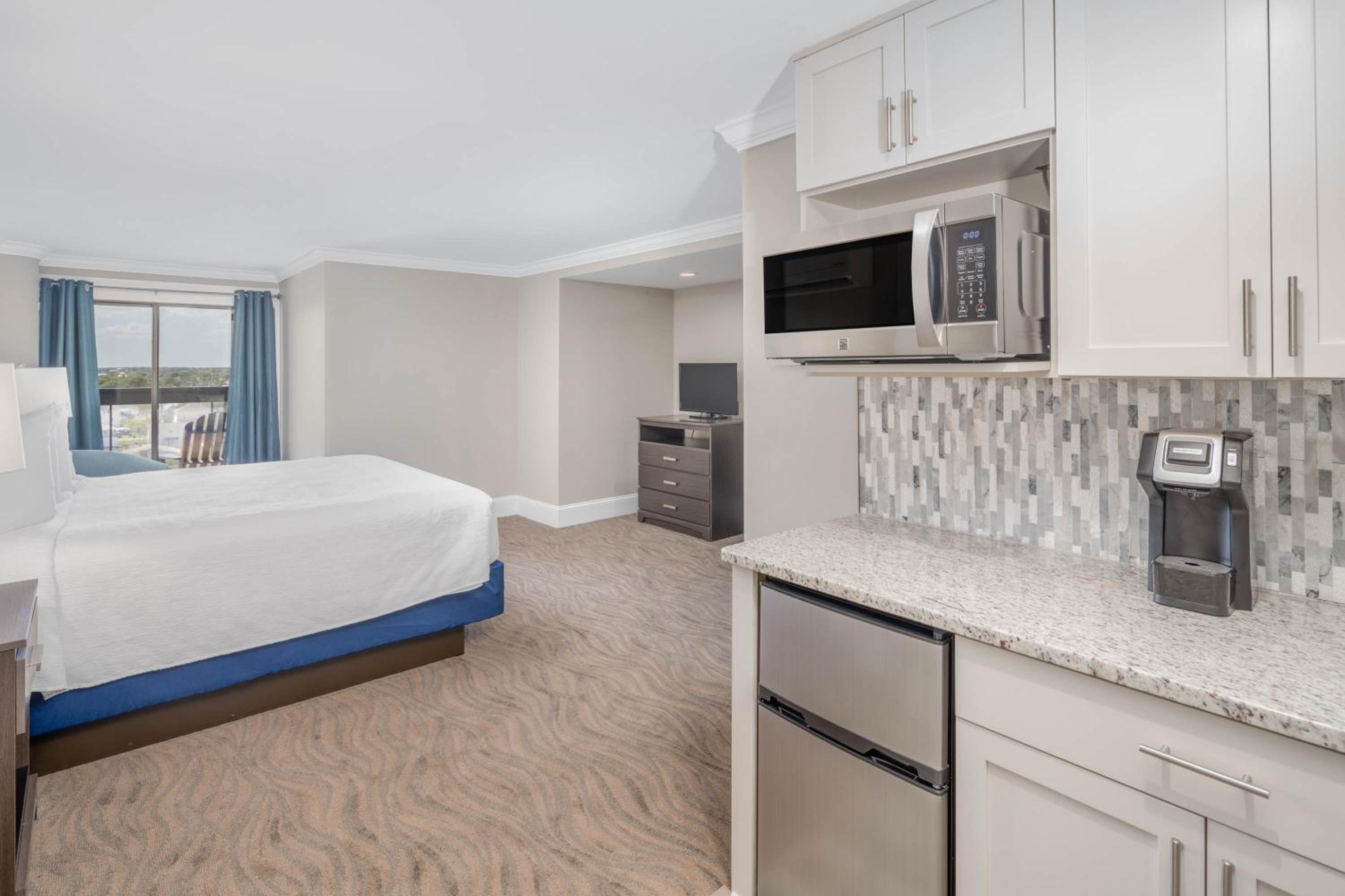1 King Bed Studio (City View) photo 3