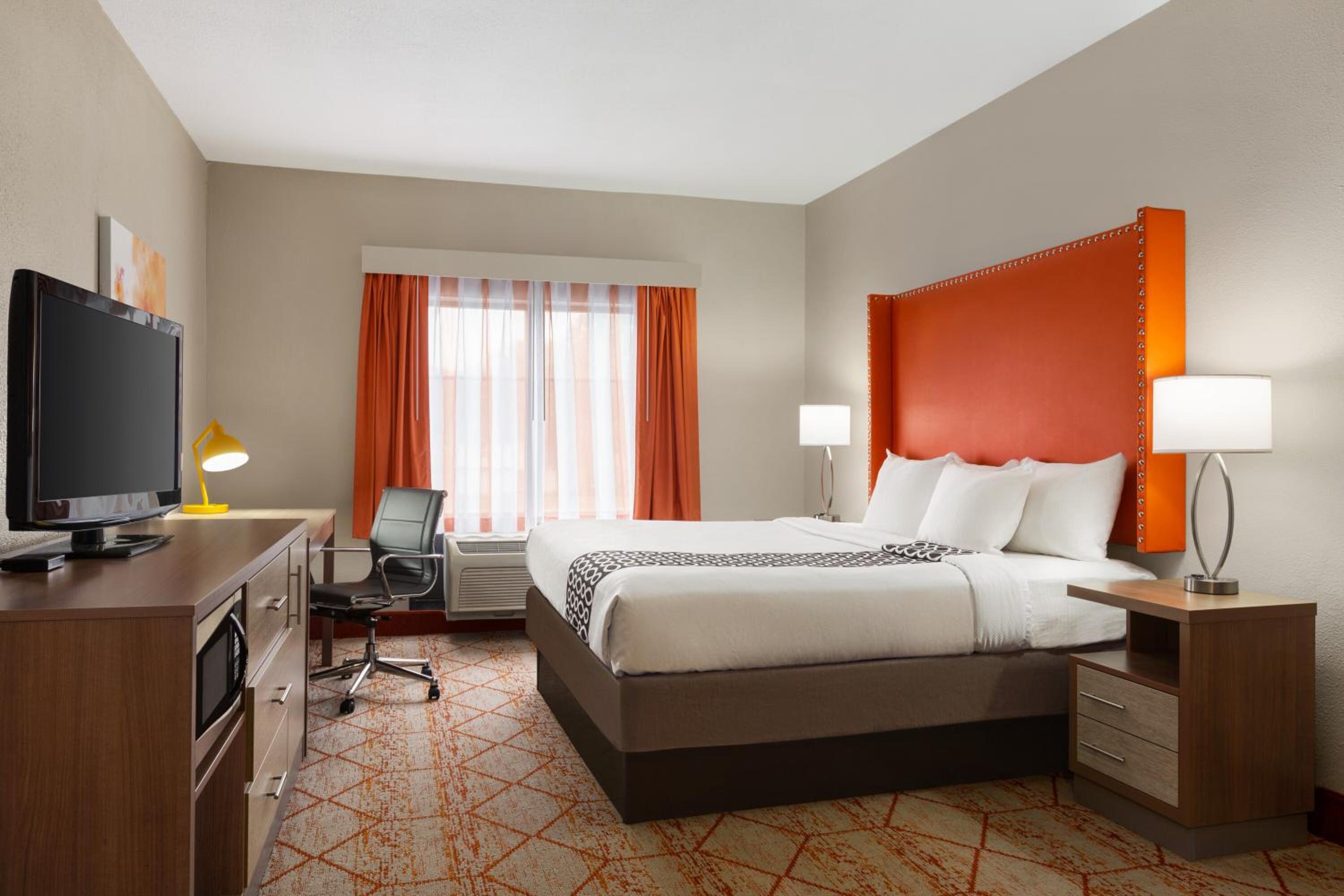 Executive King Room with Sofa Bed - Photo 5