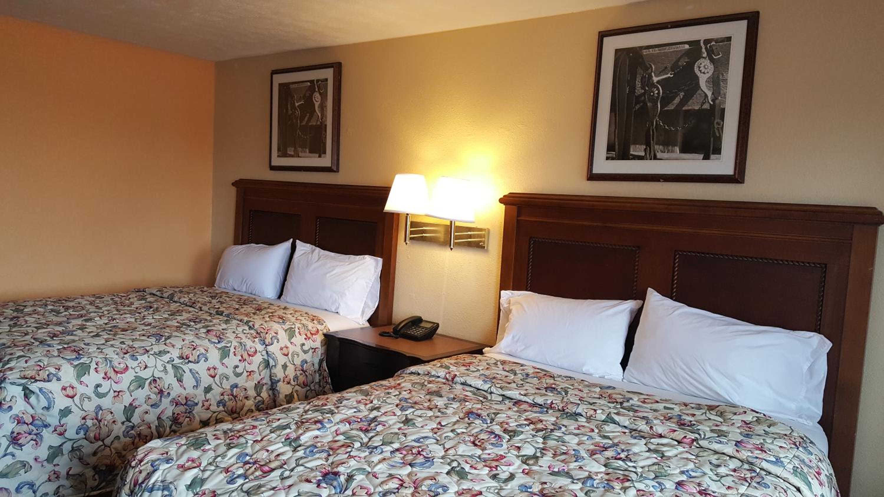 Queen Room with Two Queen Beds  - Non-Smoking - Photo 7