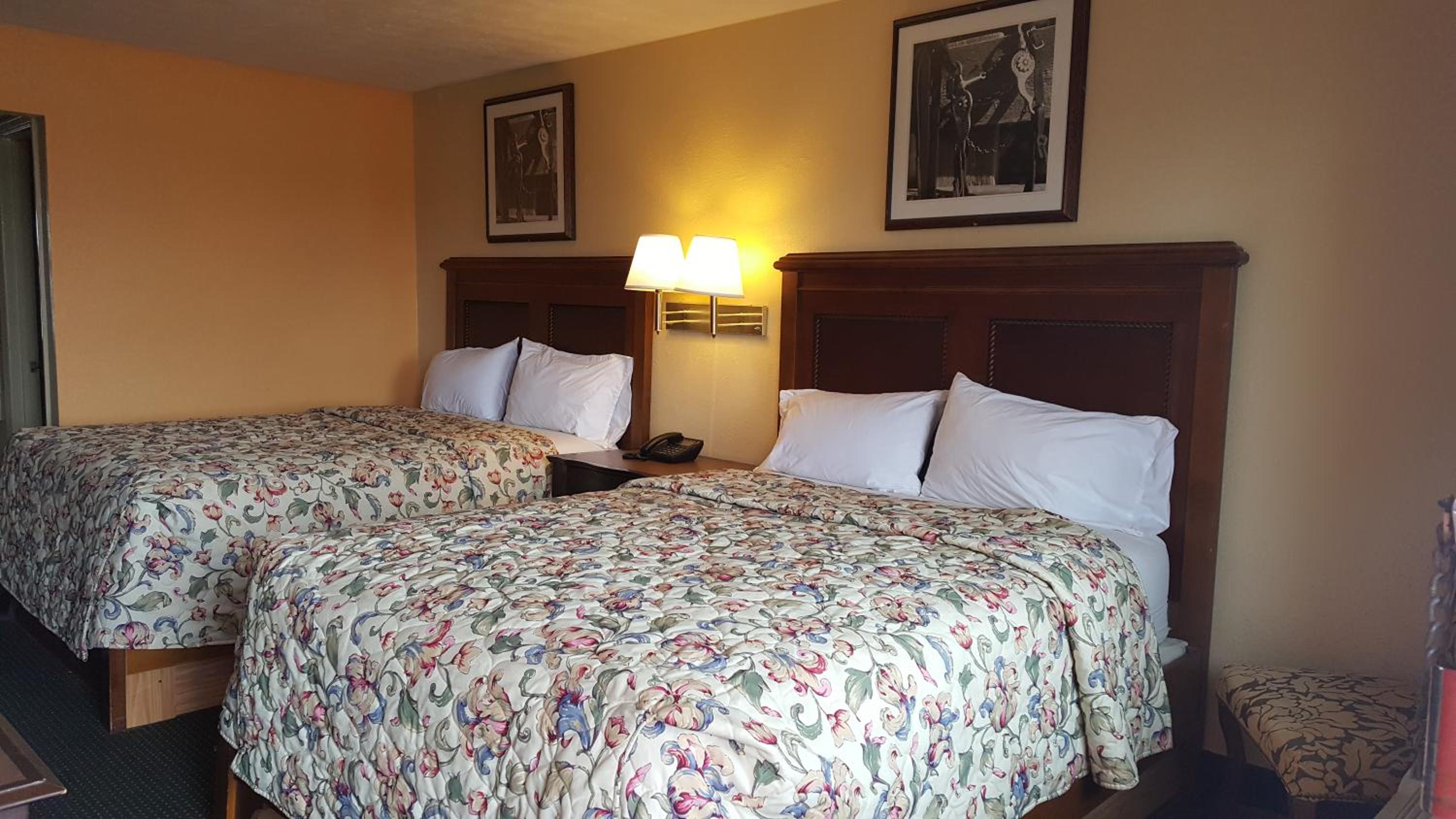 Queen Room with Two Queen Beds  - Non-Smoking - Photo 1
