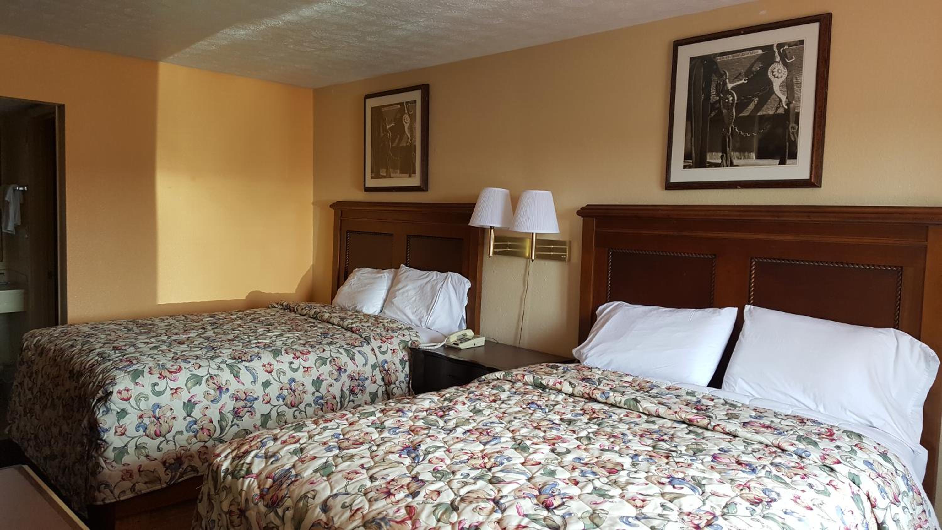 Queen Room with Two Queen Beds  - Non-Smoking - Photo 2