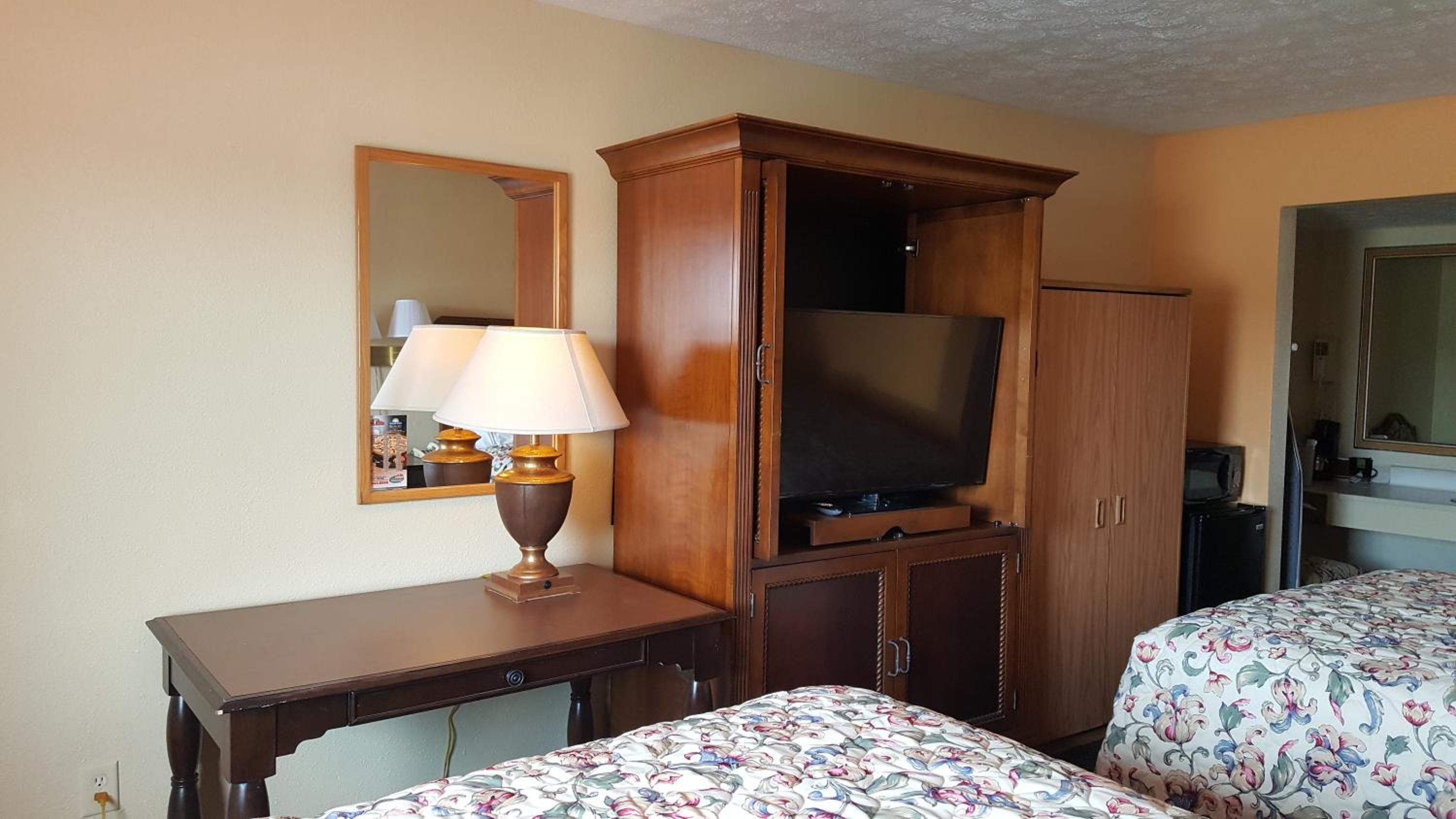 Queen Room with Two Queen Beds  - Non-Smoking - Photo 5