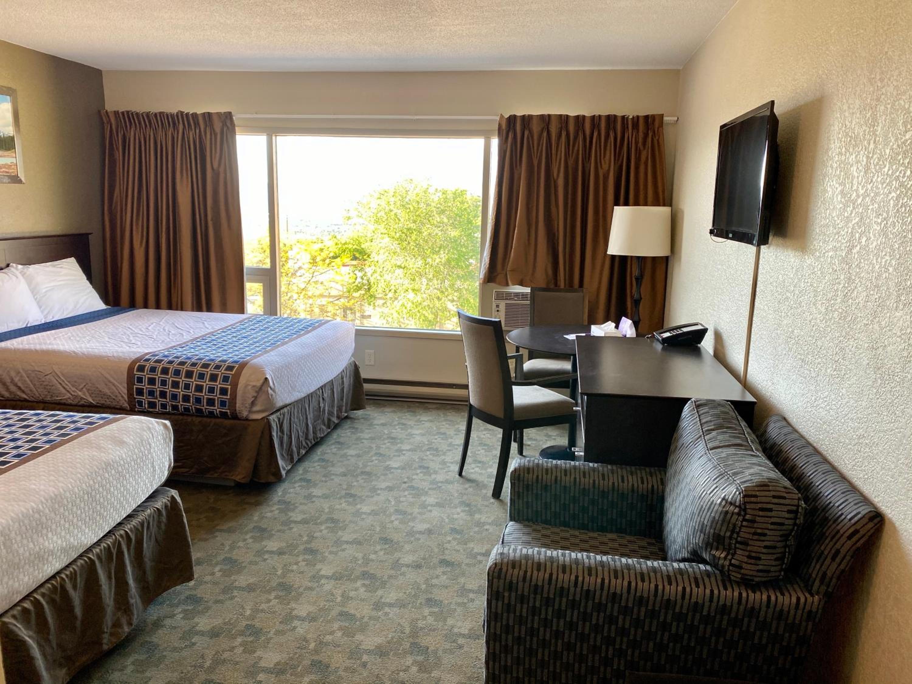 Queen Room with Two Queen Beds - Non-Smoking - Photo 16