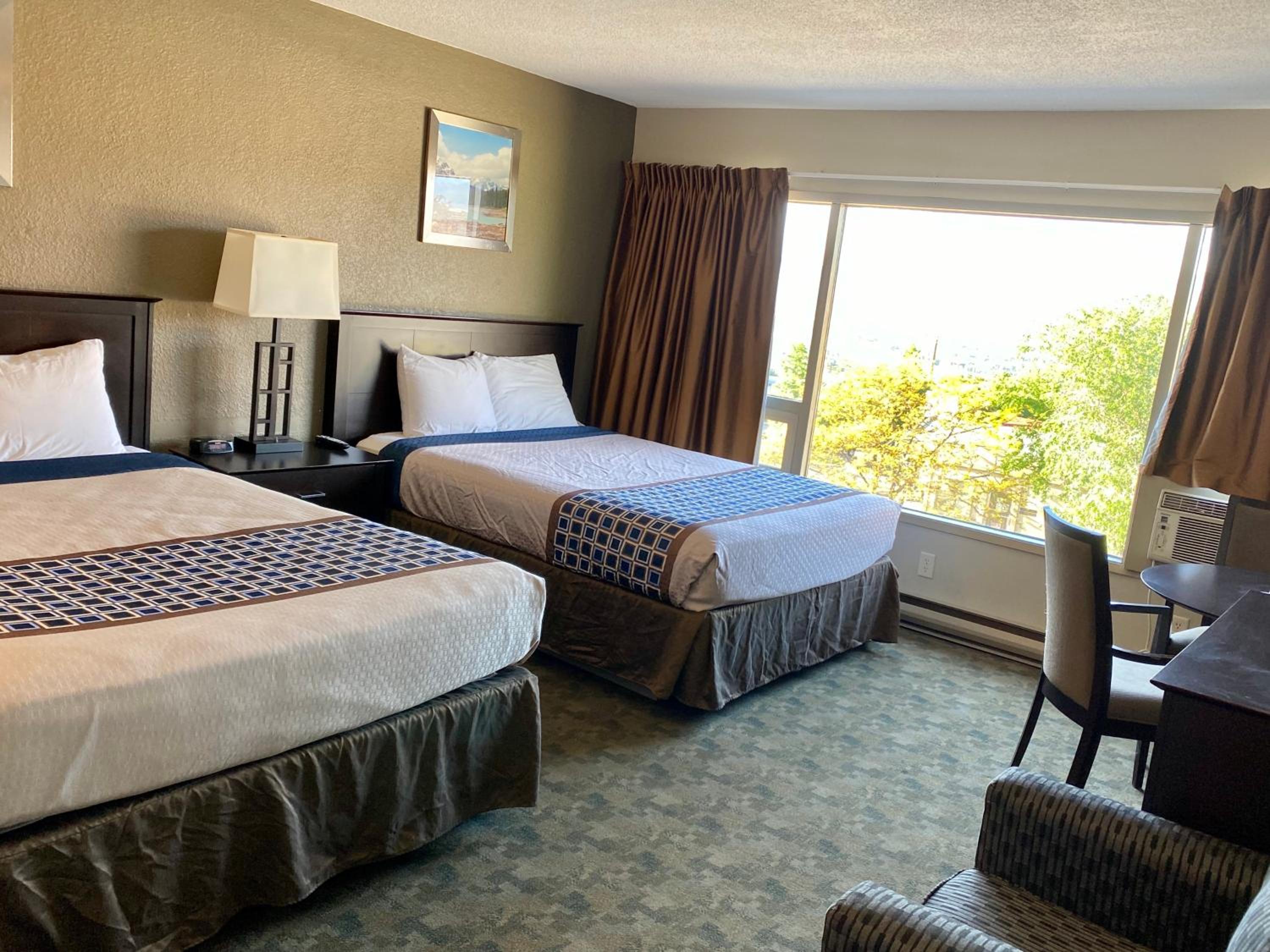 Queen Room with Two Queen Beds - Non-Smoking - Photo 15