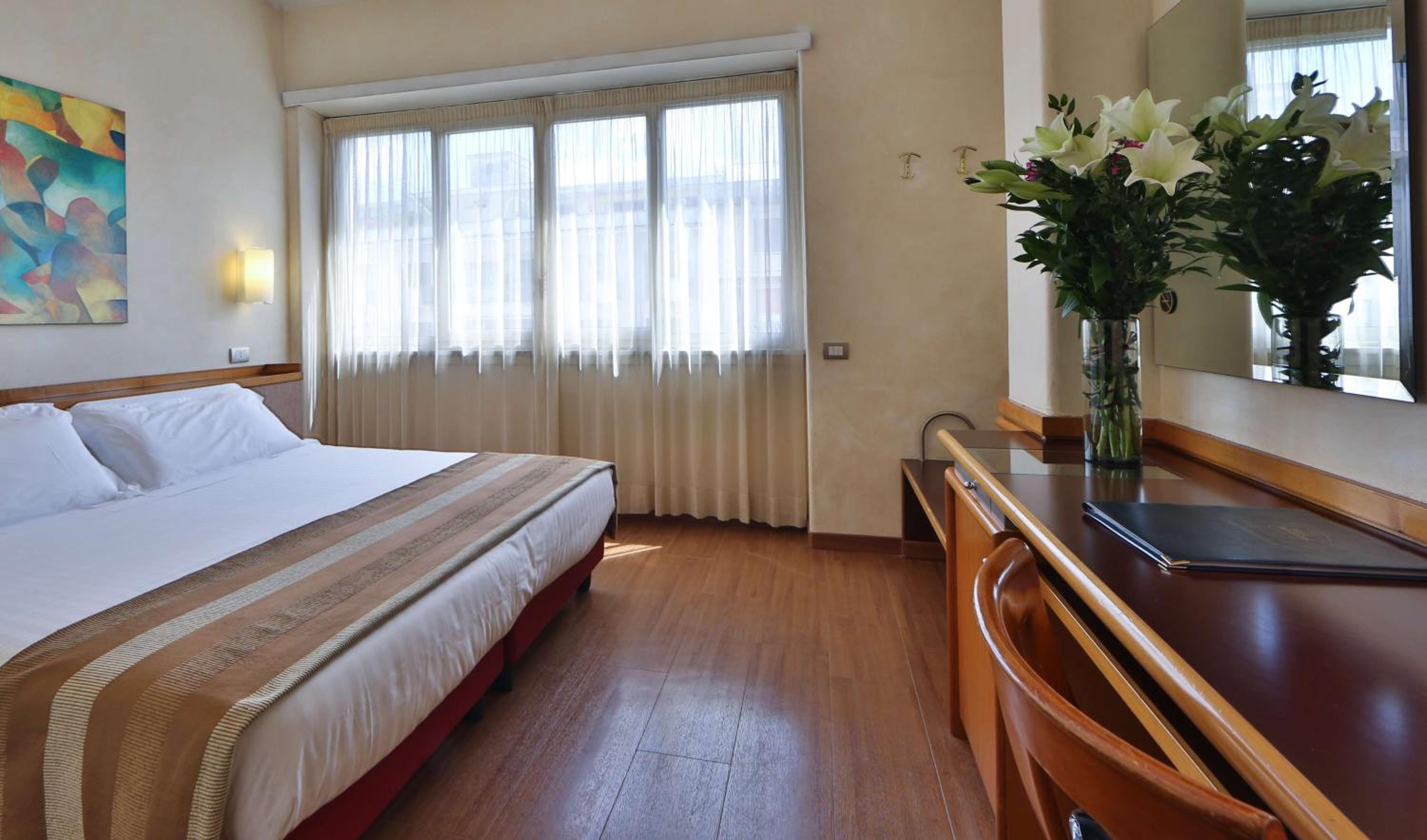 Comfort Queen Room thumbnail 5