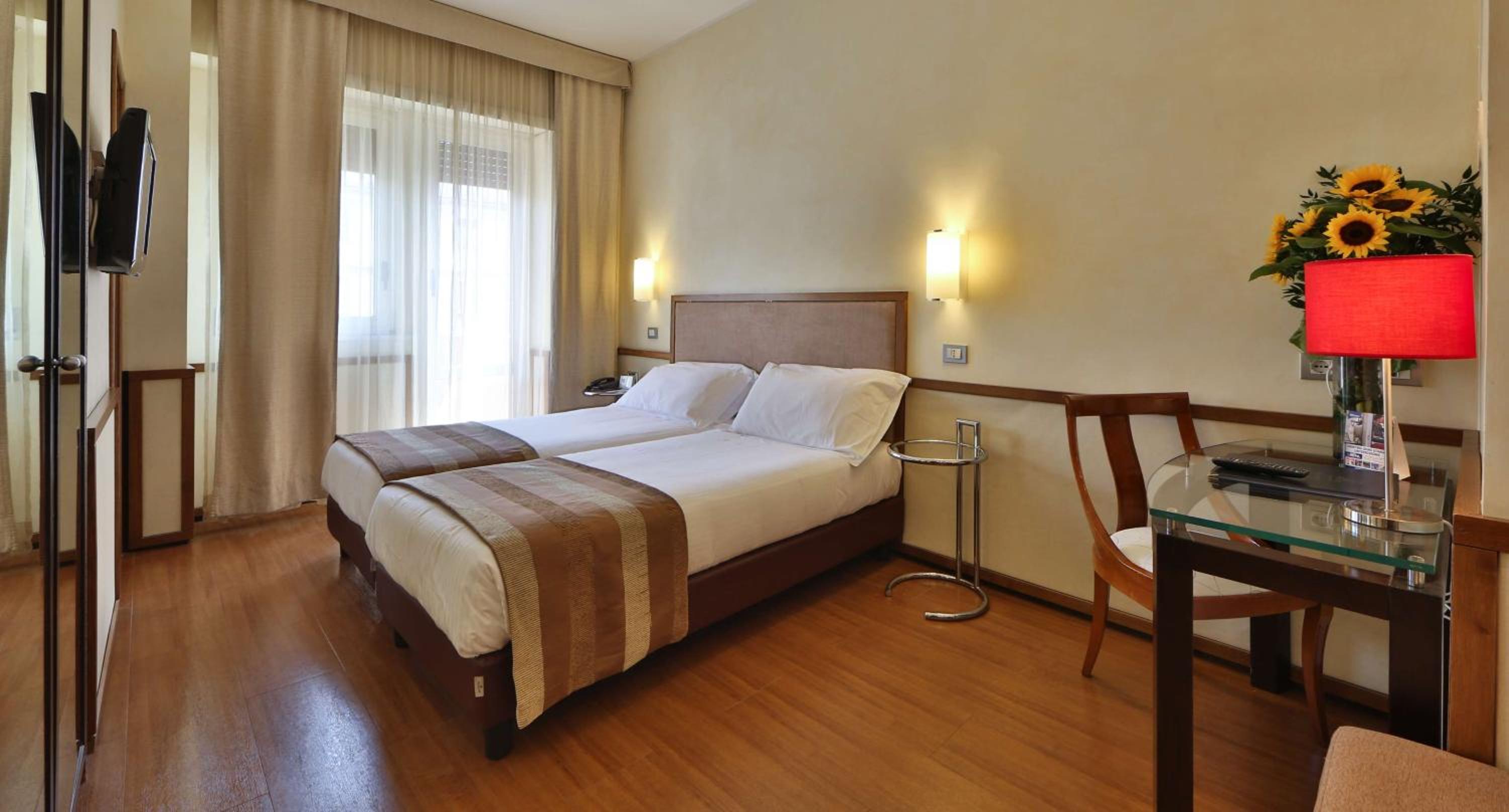 Comfort Queen Room with Extra Single Bed thumbnail 5