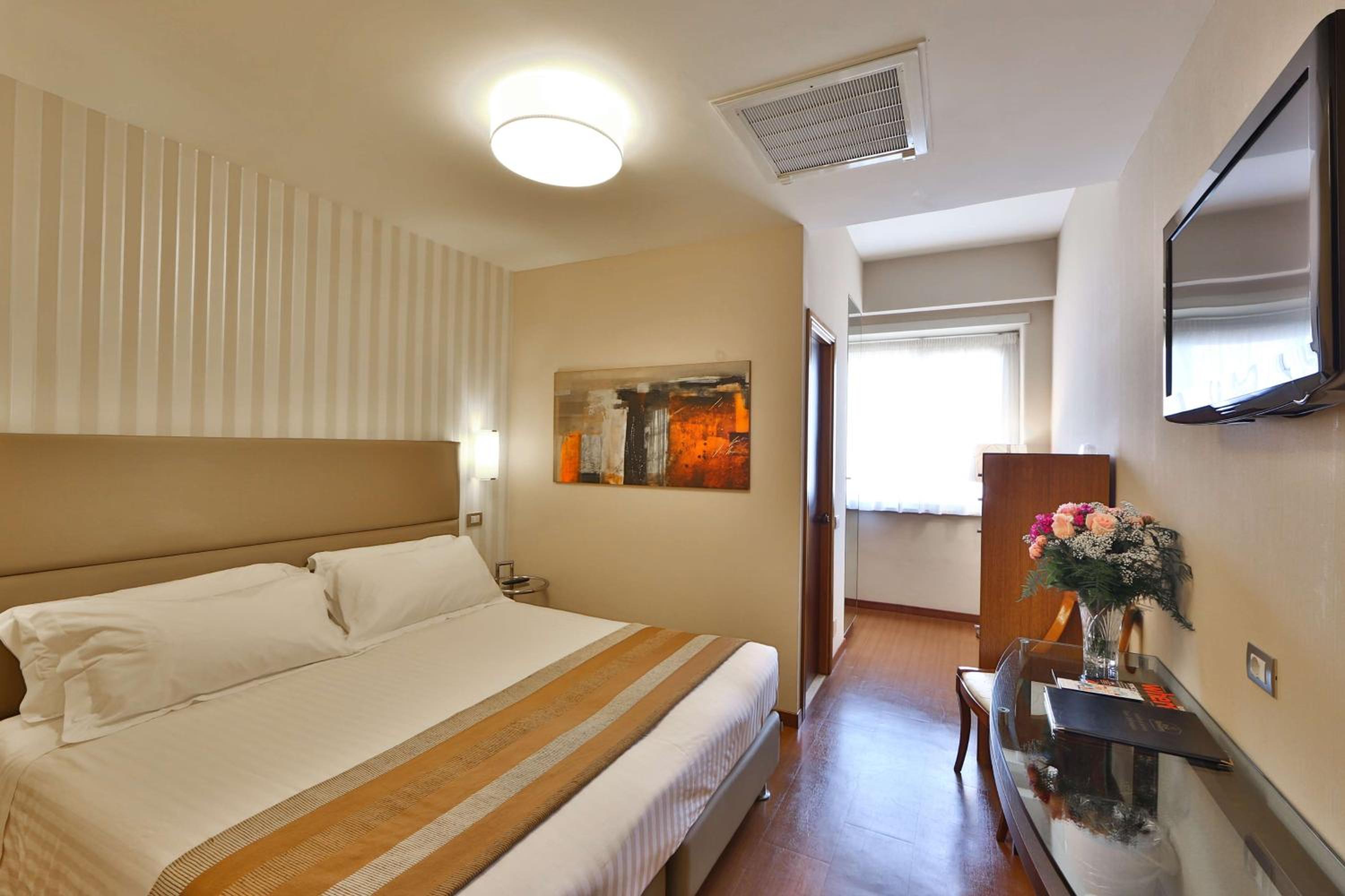 Comfort Queen Room with Extra Single Bed