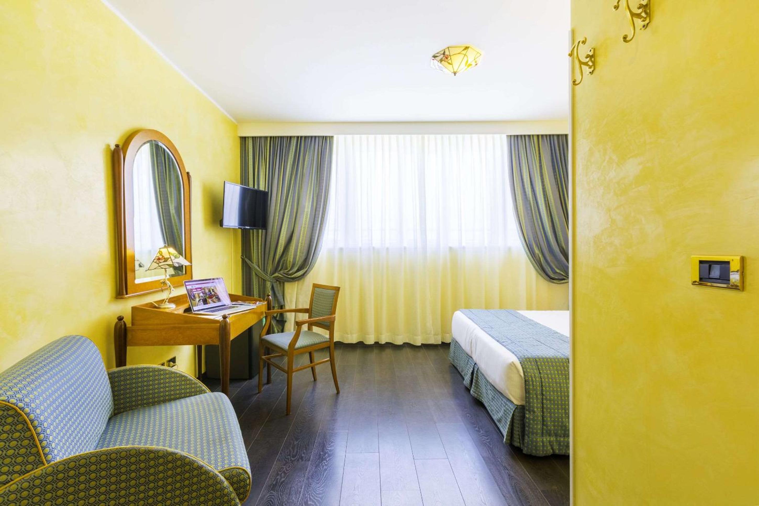 Junior King Suite with Sofa Bed thumbnail 6