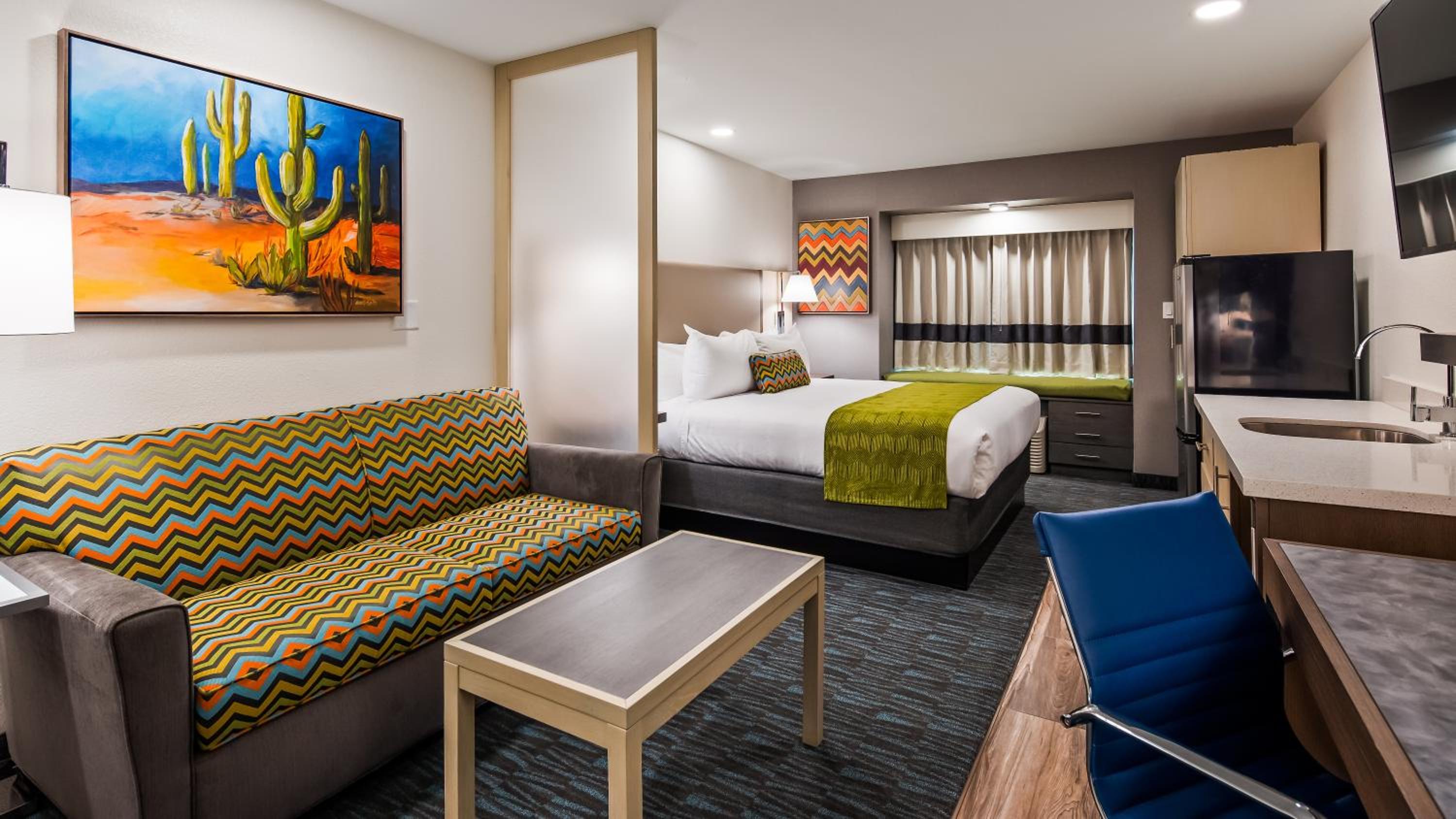 One-Bedroom King Suite with Sofa Bed and Kitchenette - Non-Smoking - Photo 3