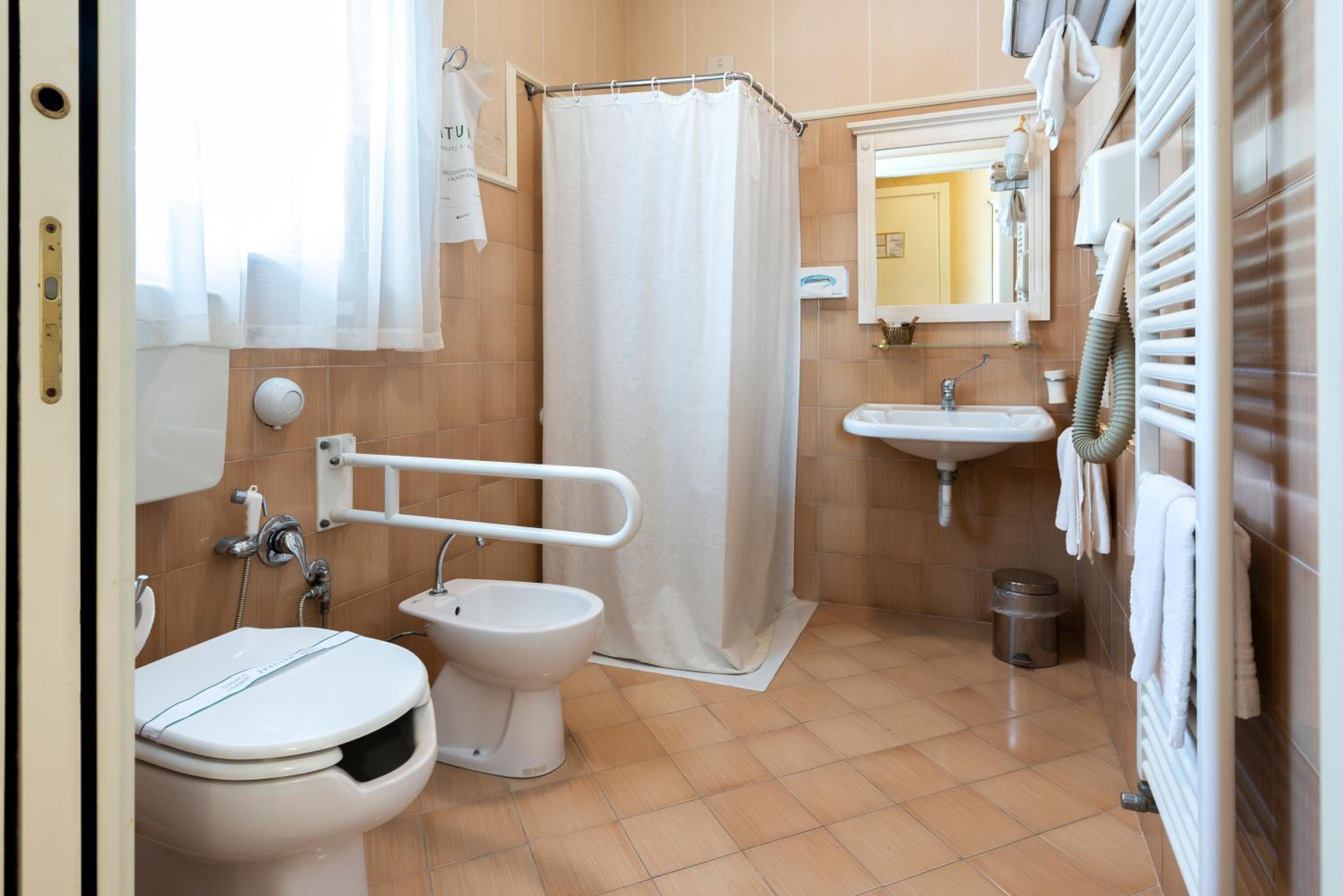 Twin Room - Disability Access photo 2