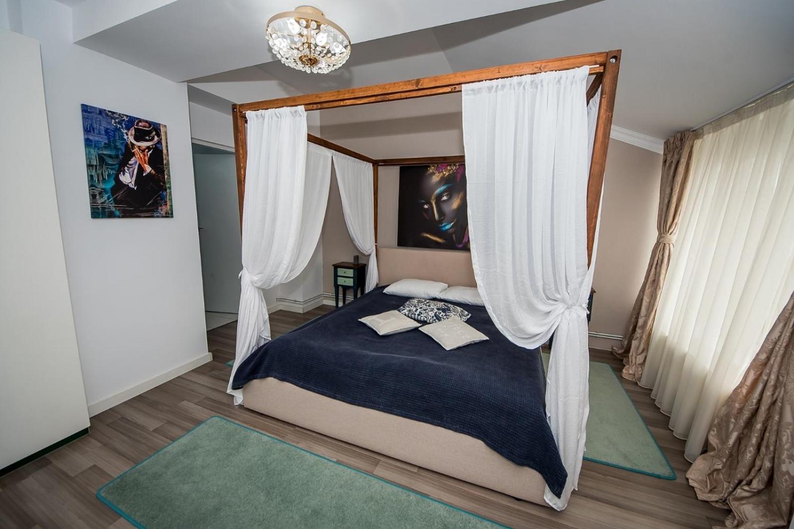 One-Bedroom Queen Suite with Sofa Bed photo 1