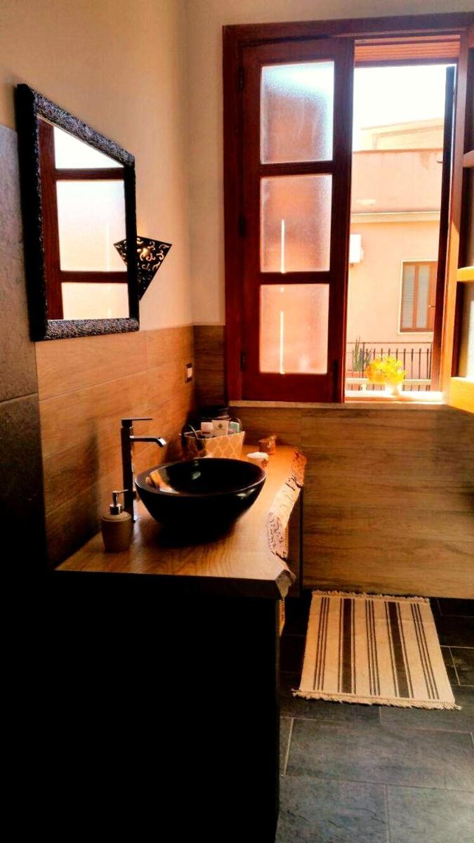 Double Room with Balcony - Photo 3
