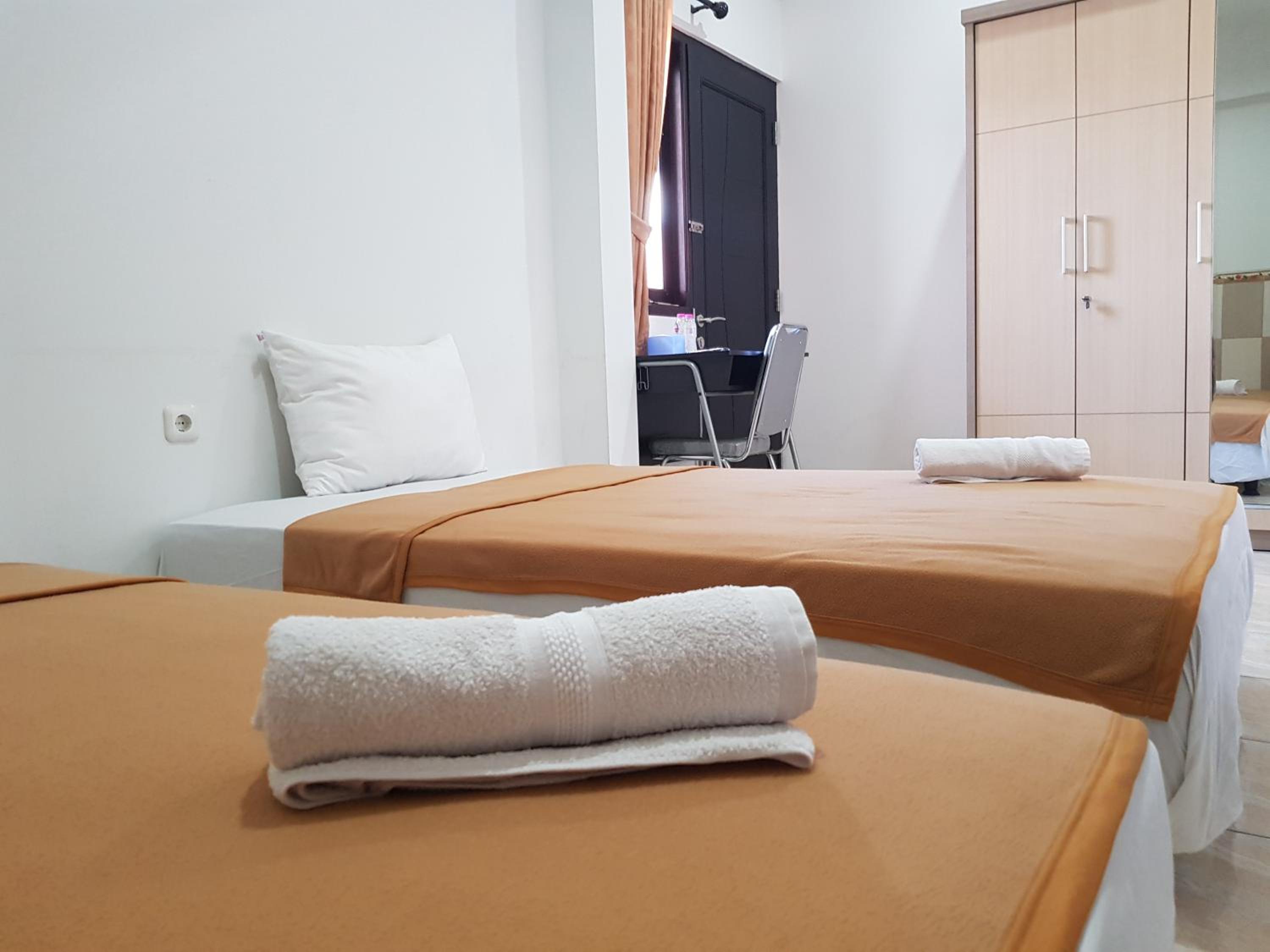 Standard Twin Room - Photo 6