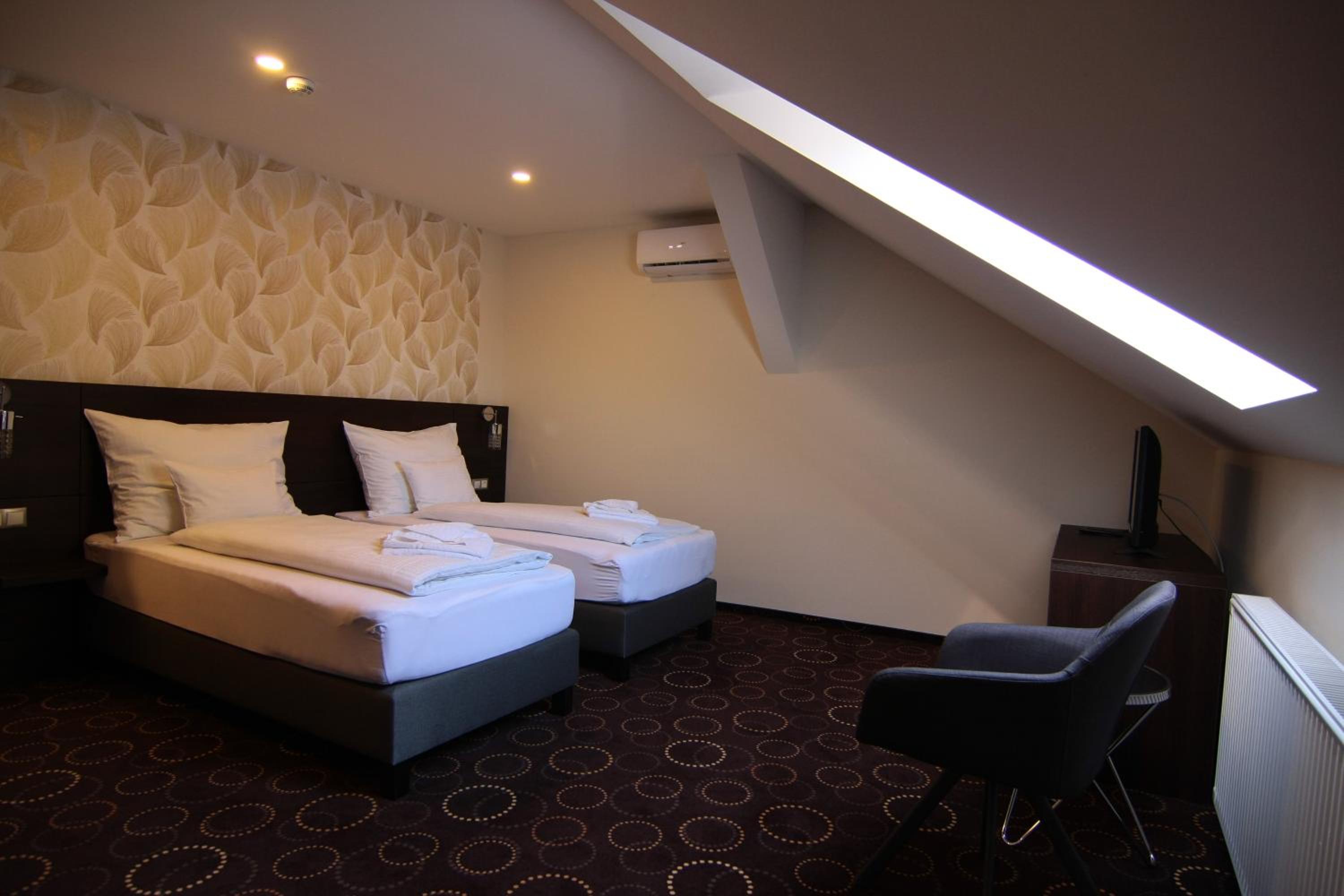 Double Room with Two Double Beds - Photo 2