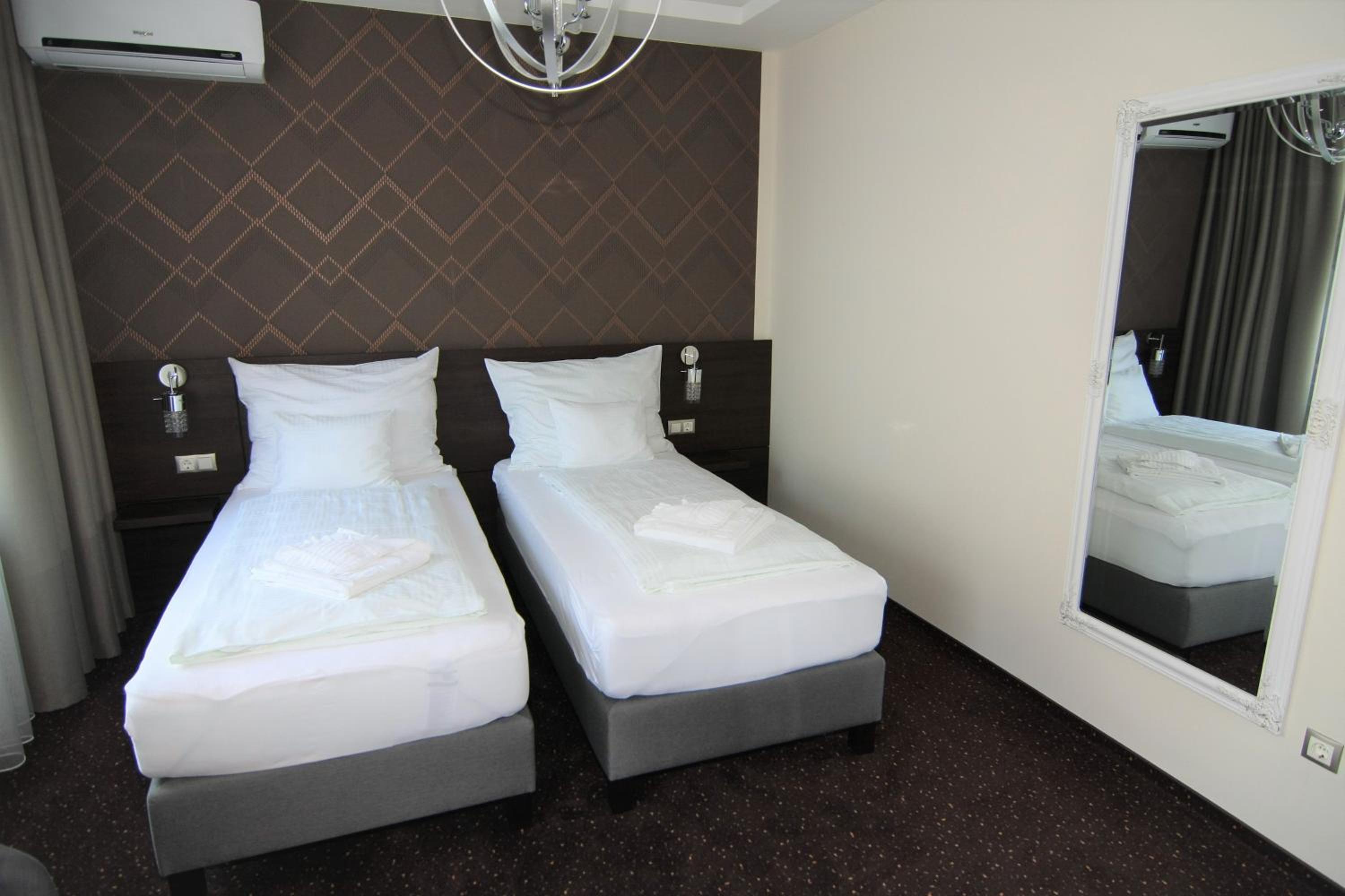 Double Room with Two Double Beds - Photo 4