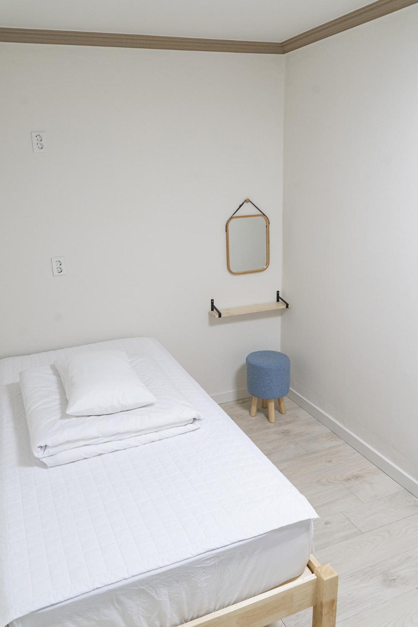 Twin Room with Private Bathroom photo 3