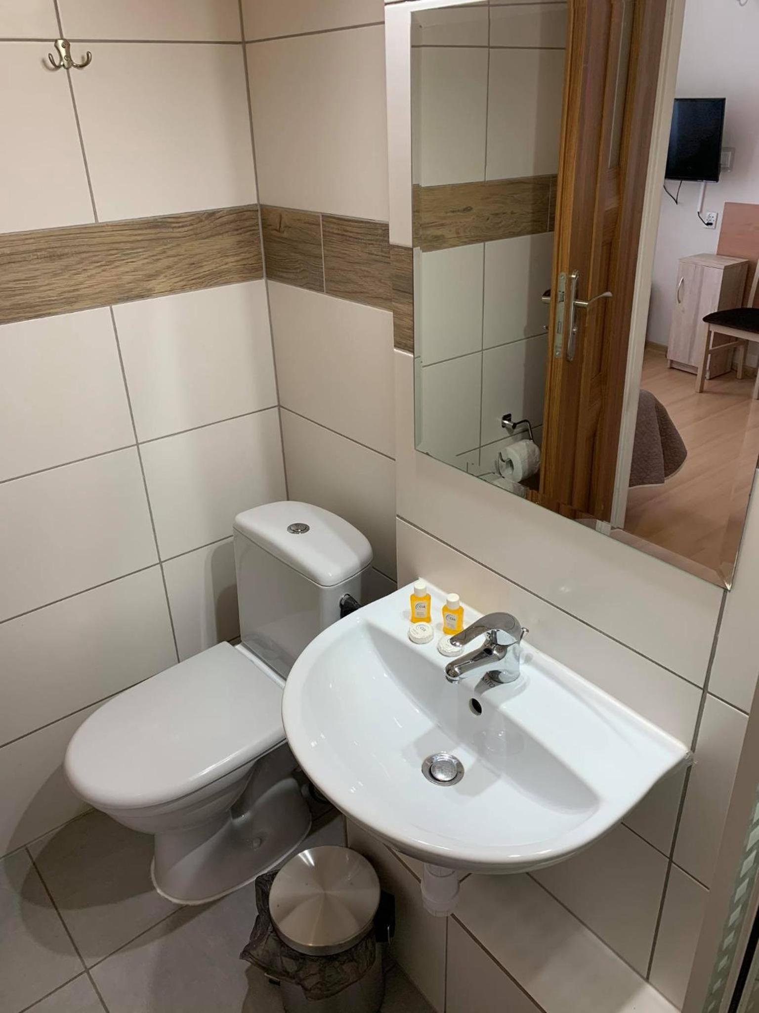 Double Room - Photo 8