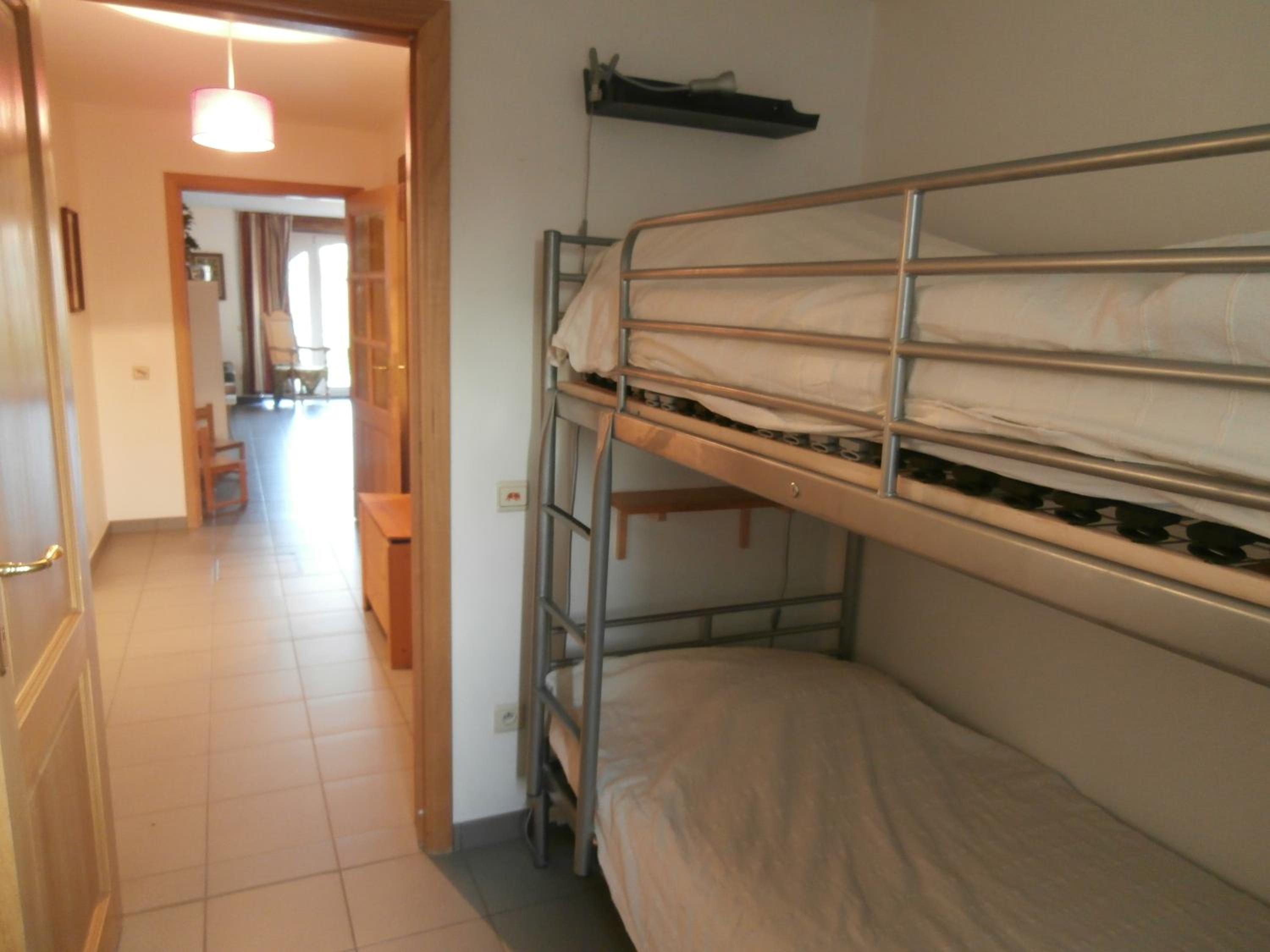 Nine-Bedroom House photo 2