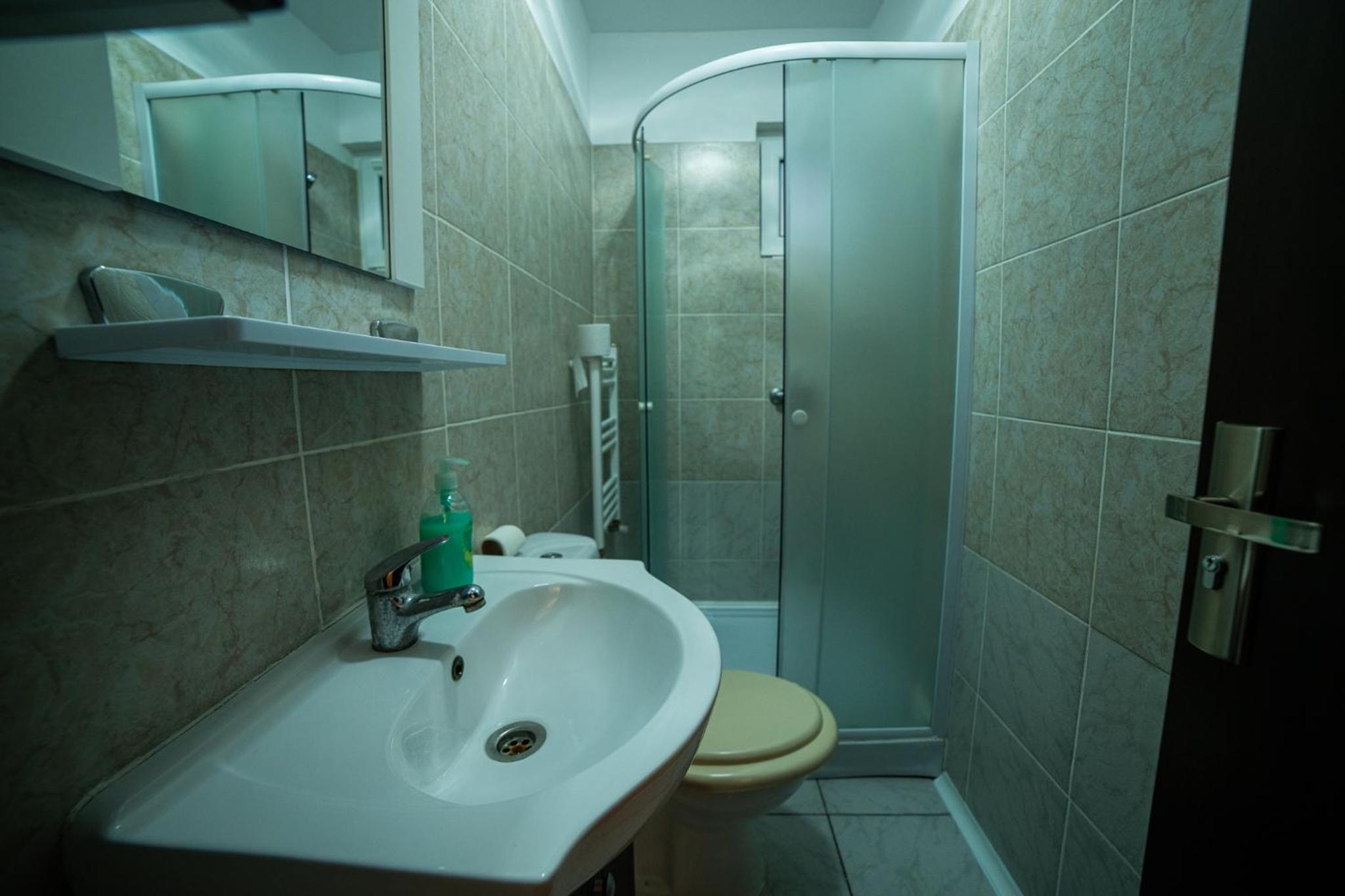 Double Room with Balcony - Photo 8
