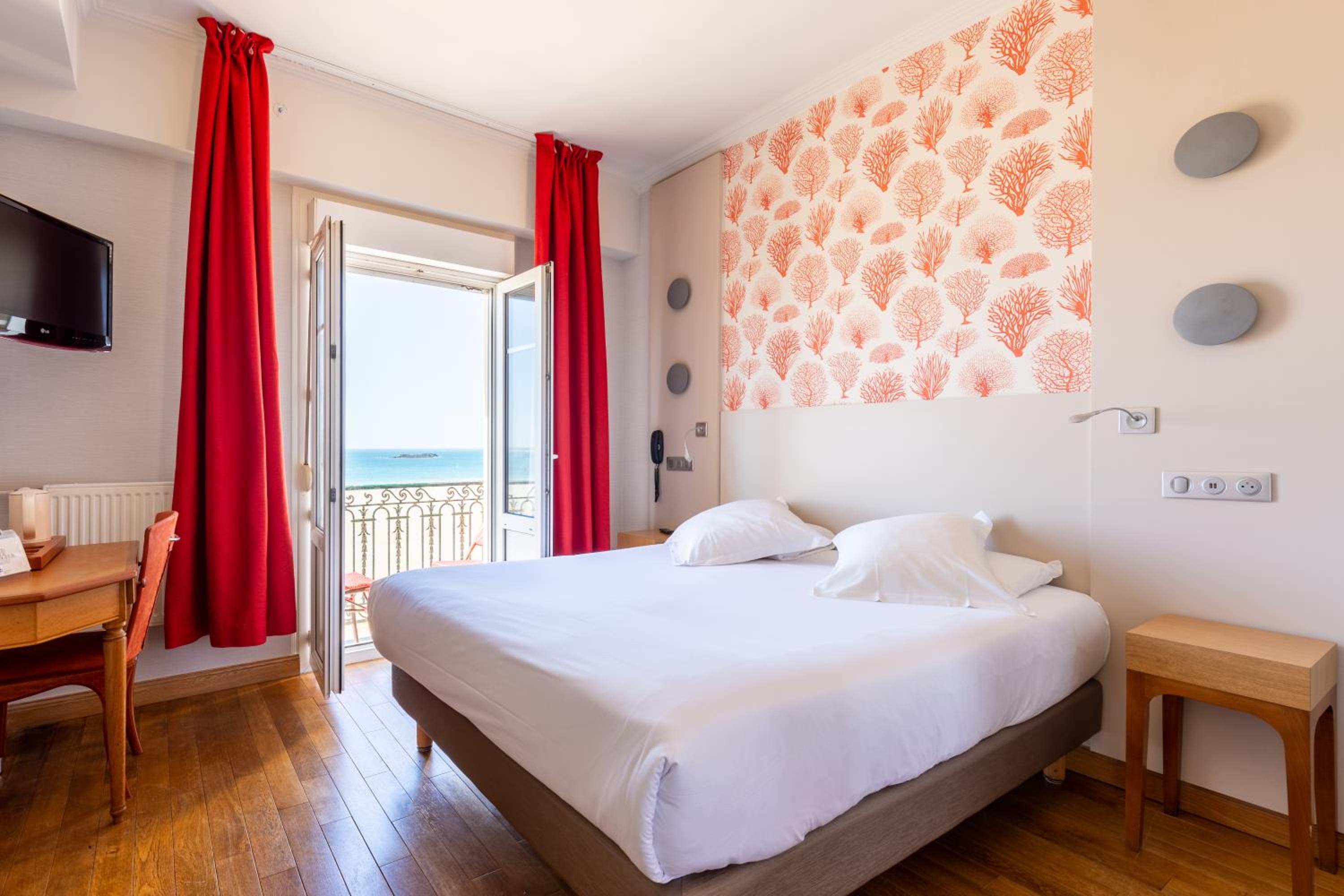 Standard Room with Balcony and Sea view