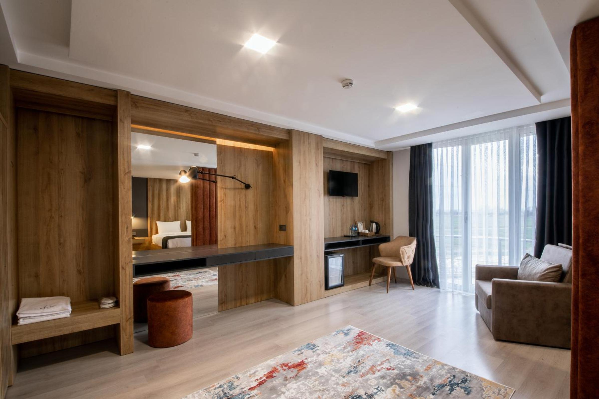 Executive Suite - Photo 4
