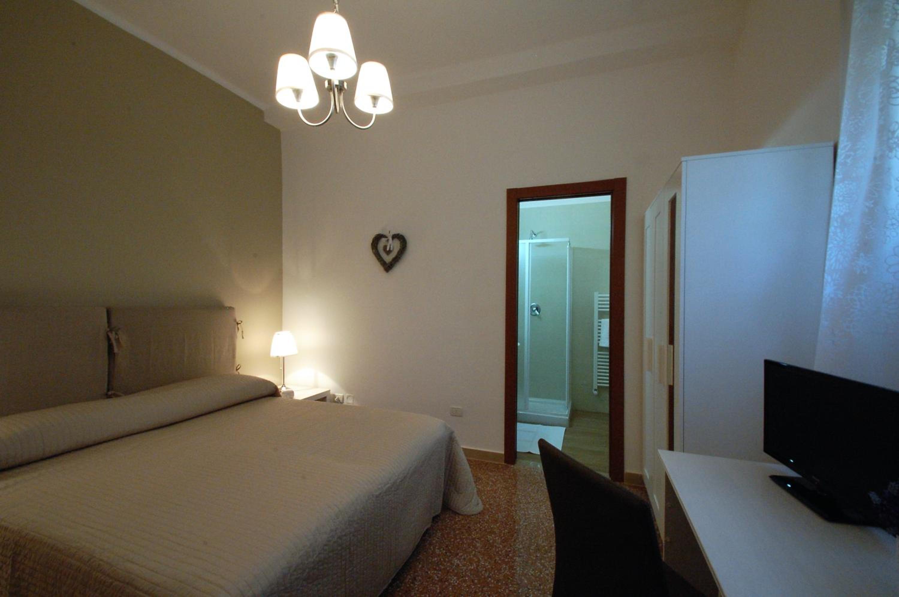 Double Room - Photo 8