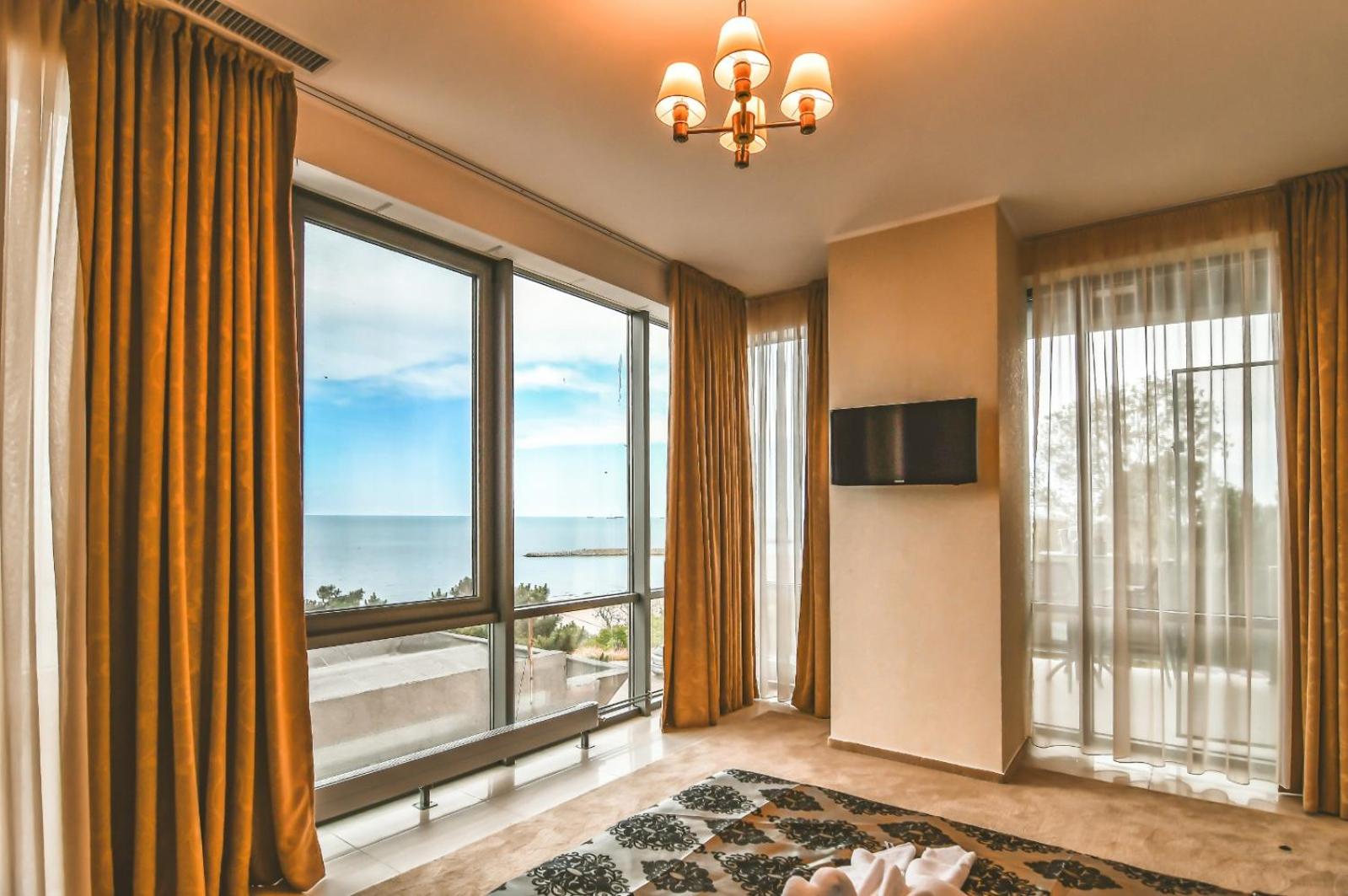 Deluxe Suite with Sea View - Photo 3