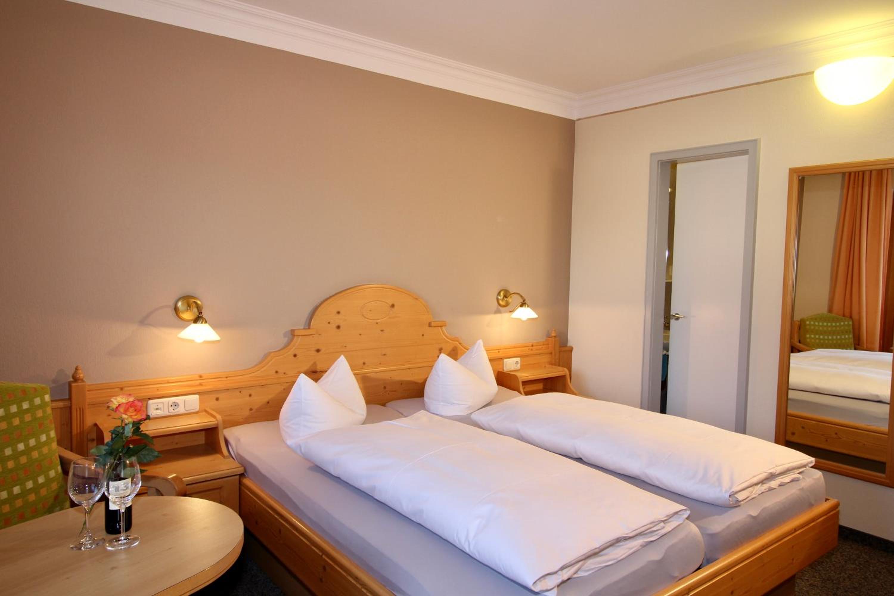 Double Room with Balcony - Photo 3