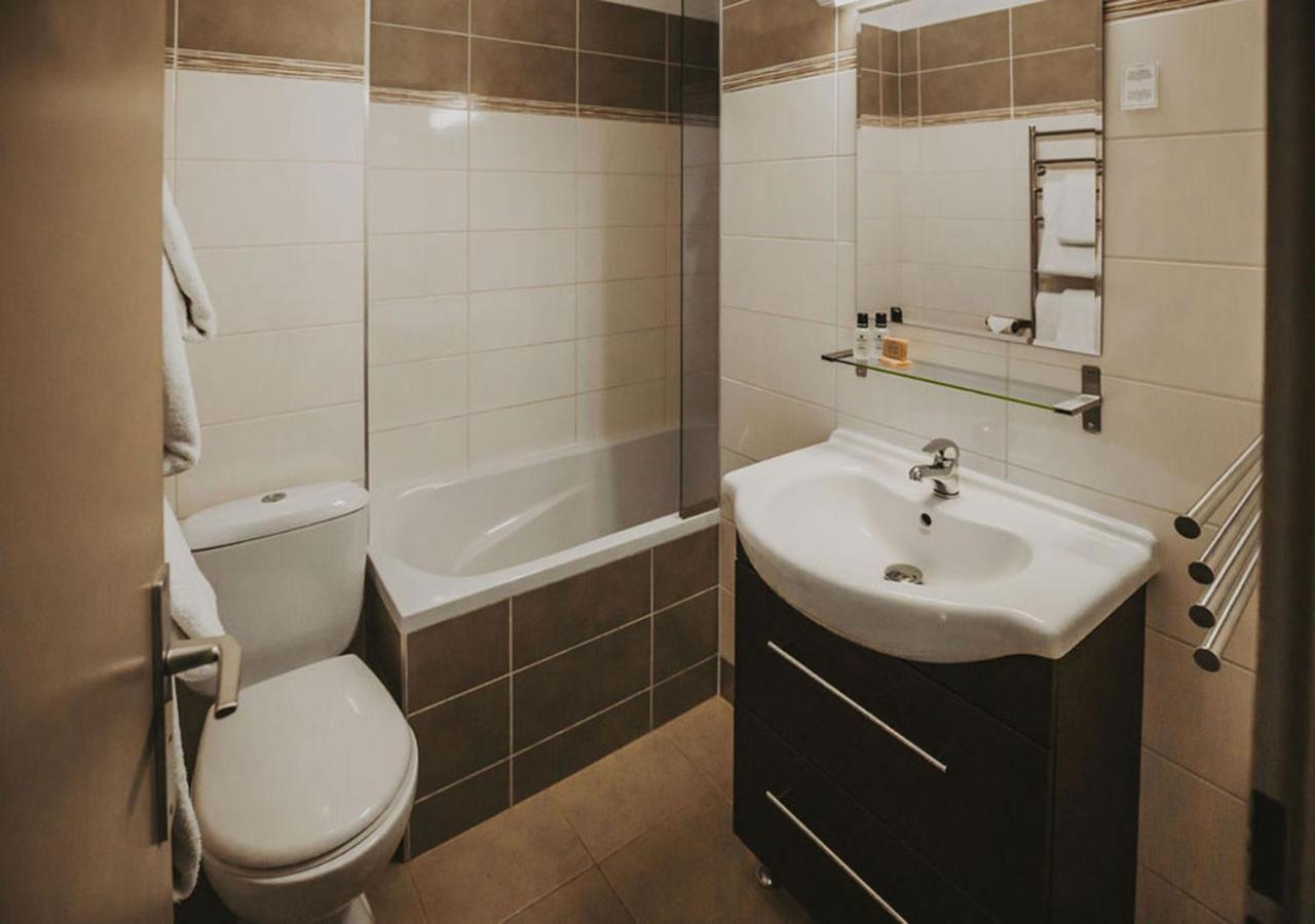 Standard Double or Twin Room - Photo 10