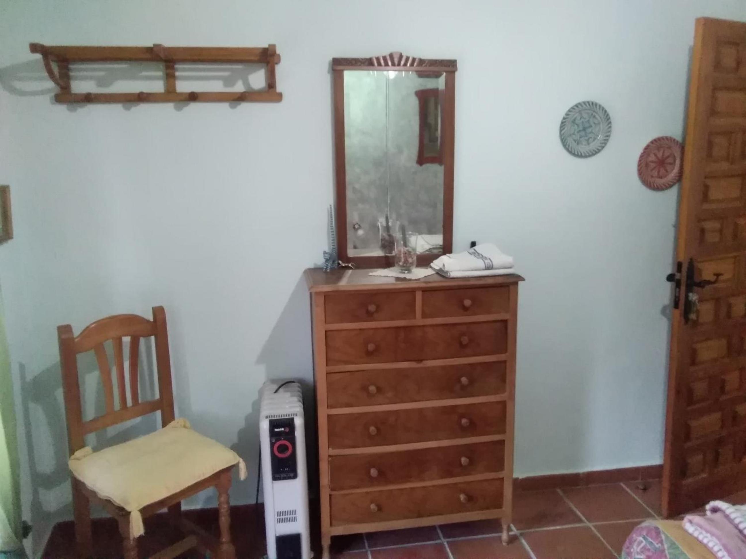 Queen Room with Shared Bathroom photo 2