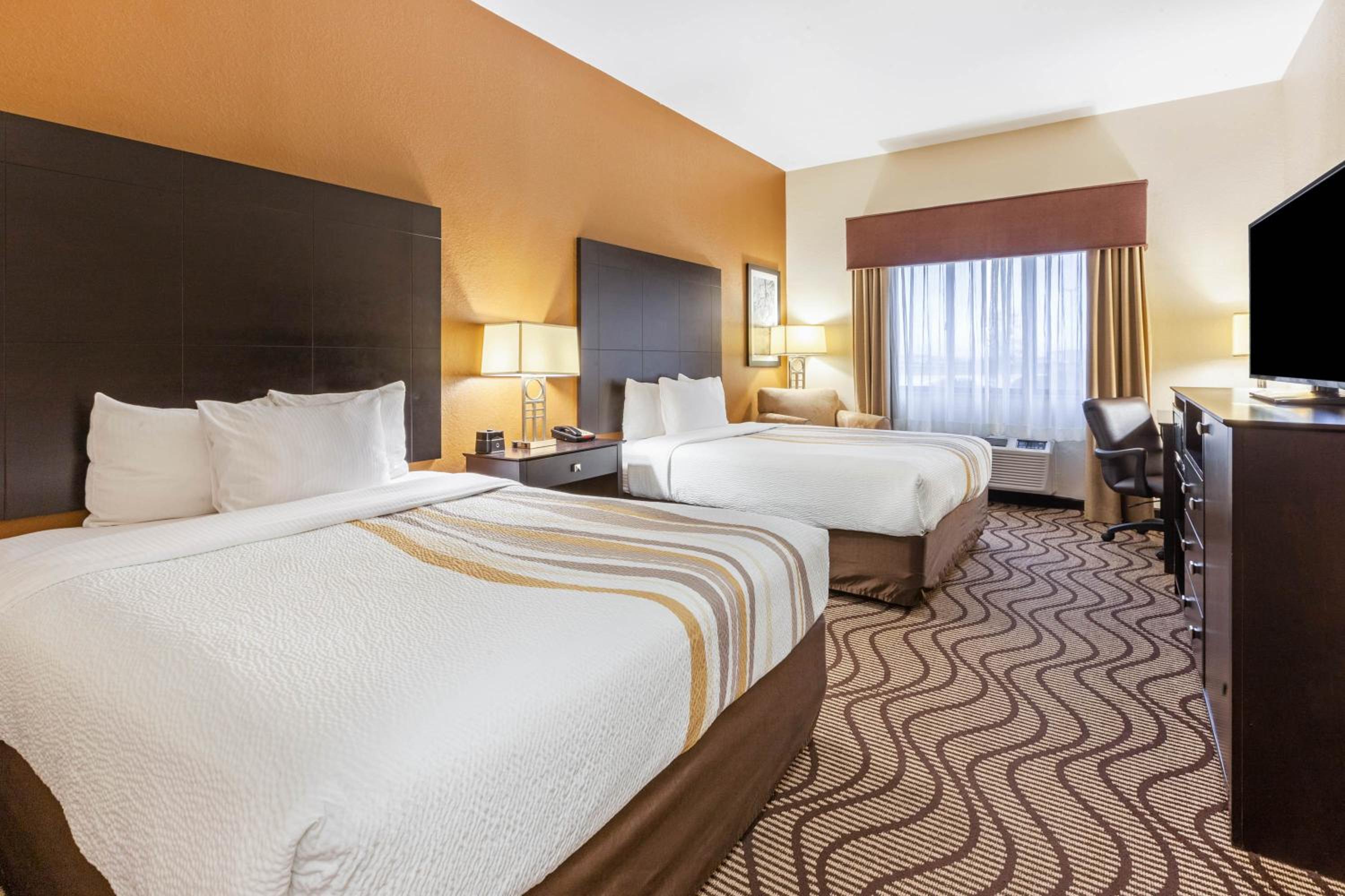 Deluxe Queen Room with Two Queen Beds - Photo 3