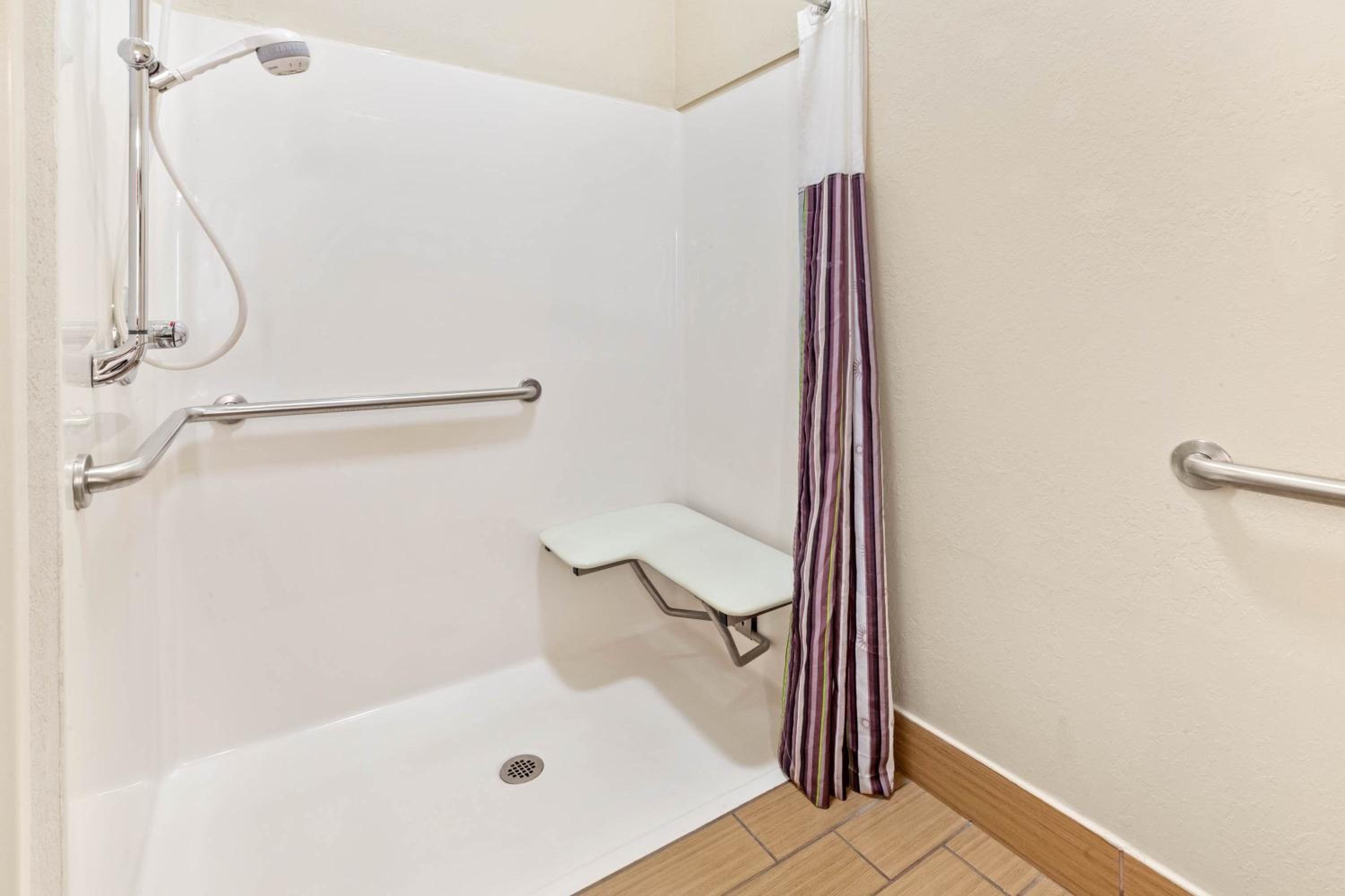 Accessible Queen Room with Two Queen Beds - Photo 3