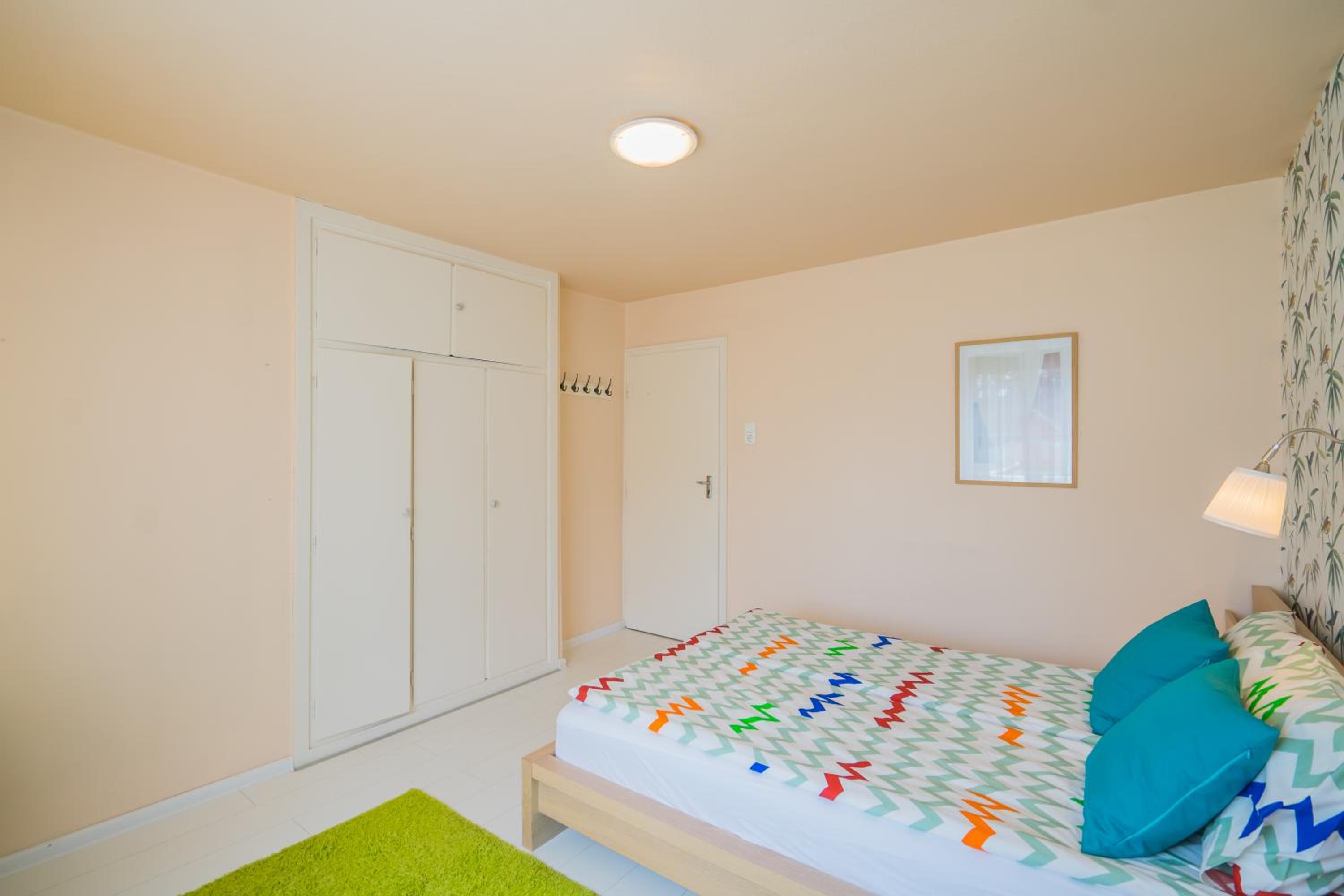 Five-Bedroom House - Photo 32