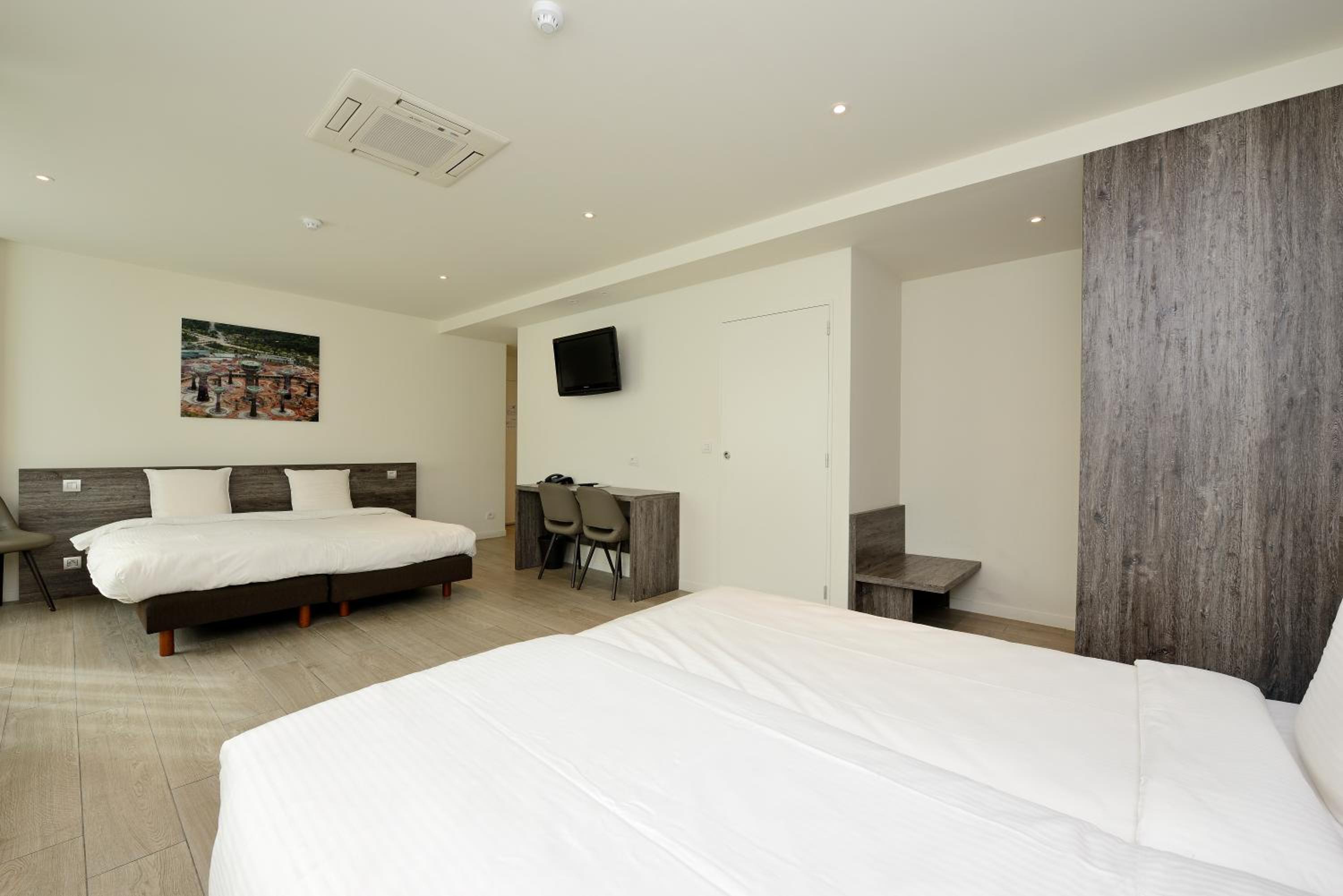 XLarge Room photo 3