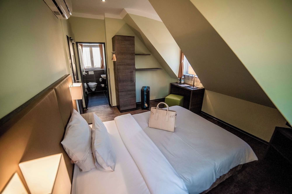Economy Room, 1 Queen Bed