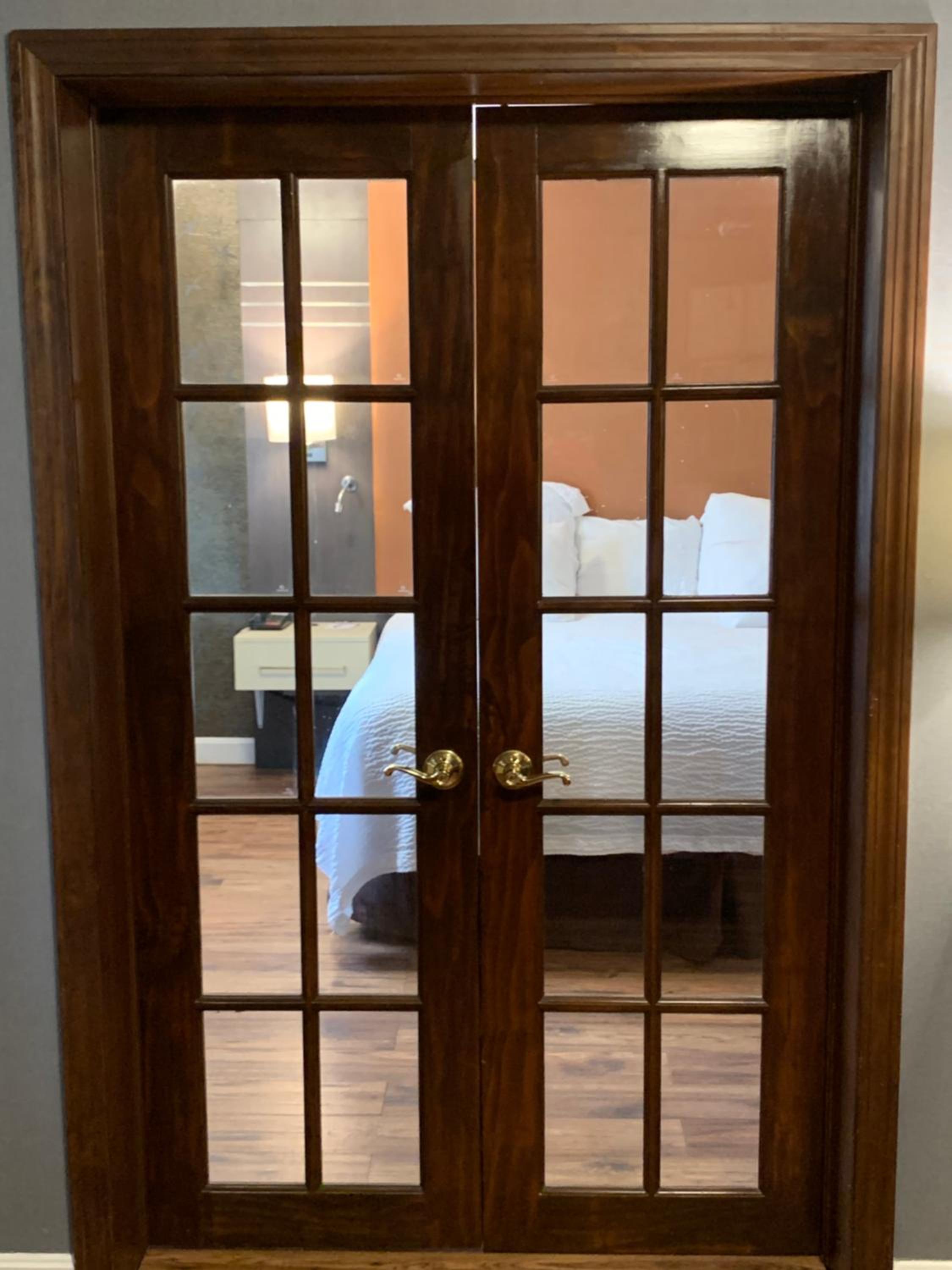 Deluxe King Studio Suite with Lake View - Non-Smoking - Photo 6