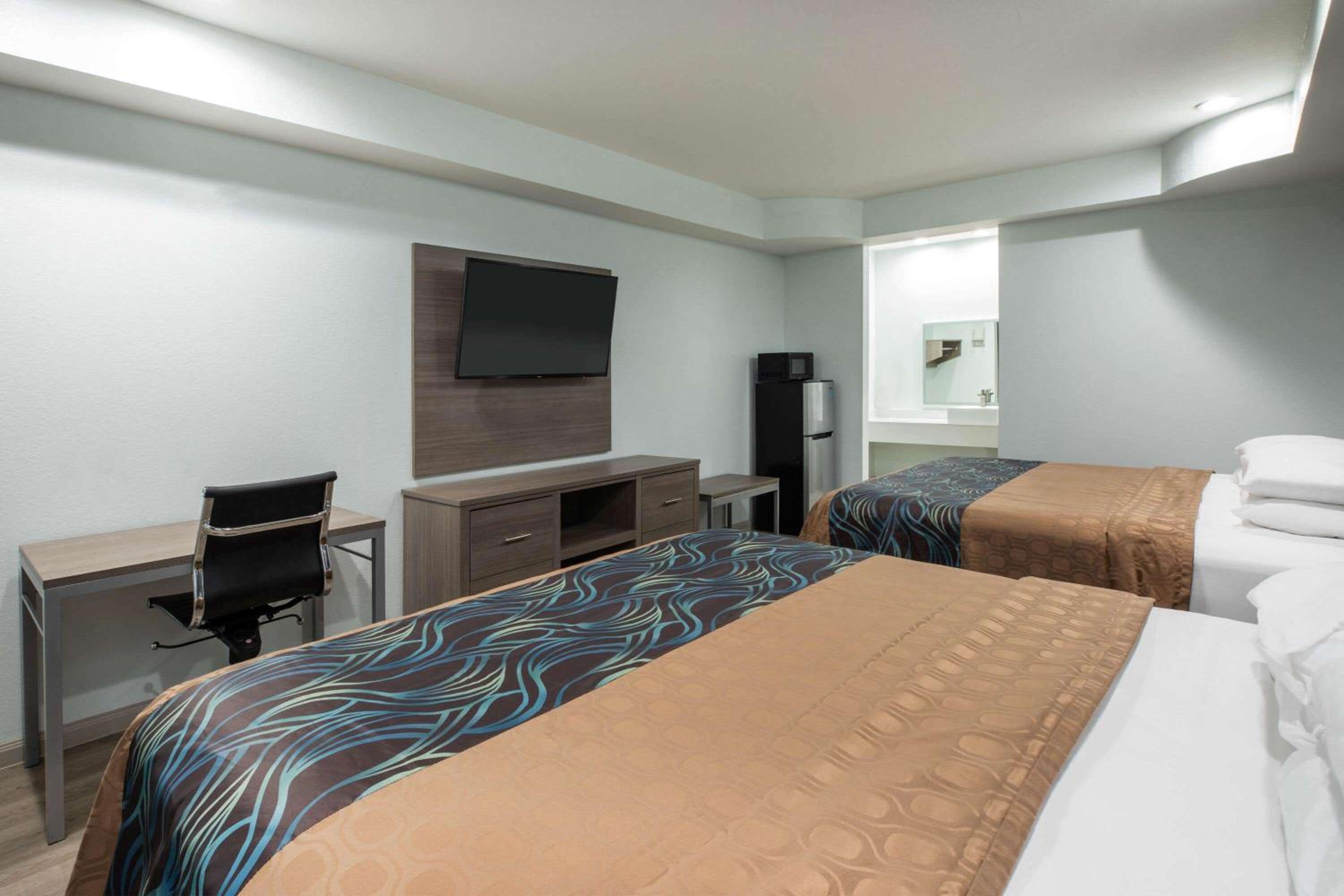 King Room with Two King Beds - Non-Smoking - Photo 9