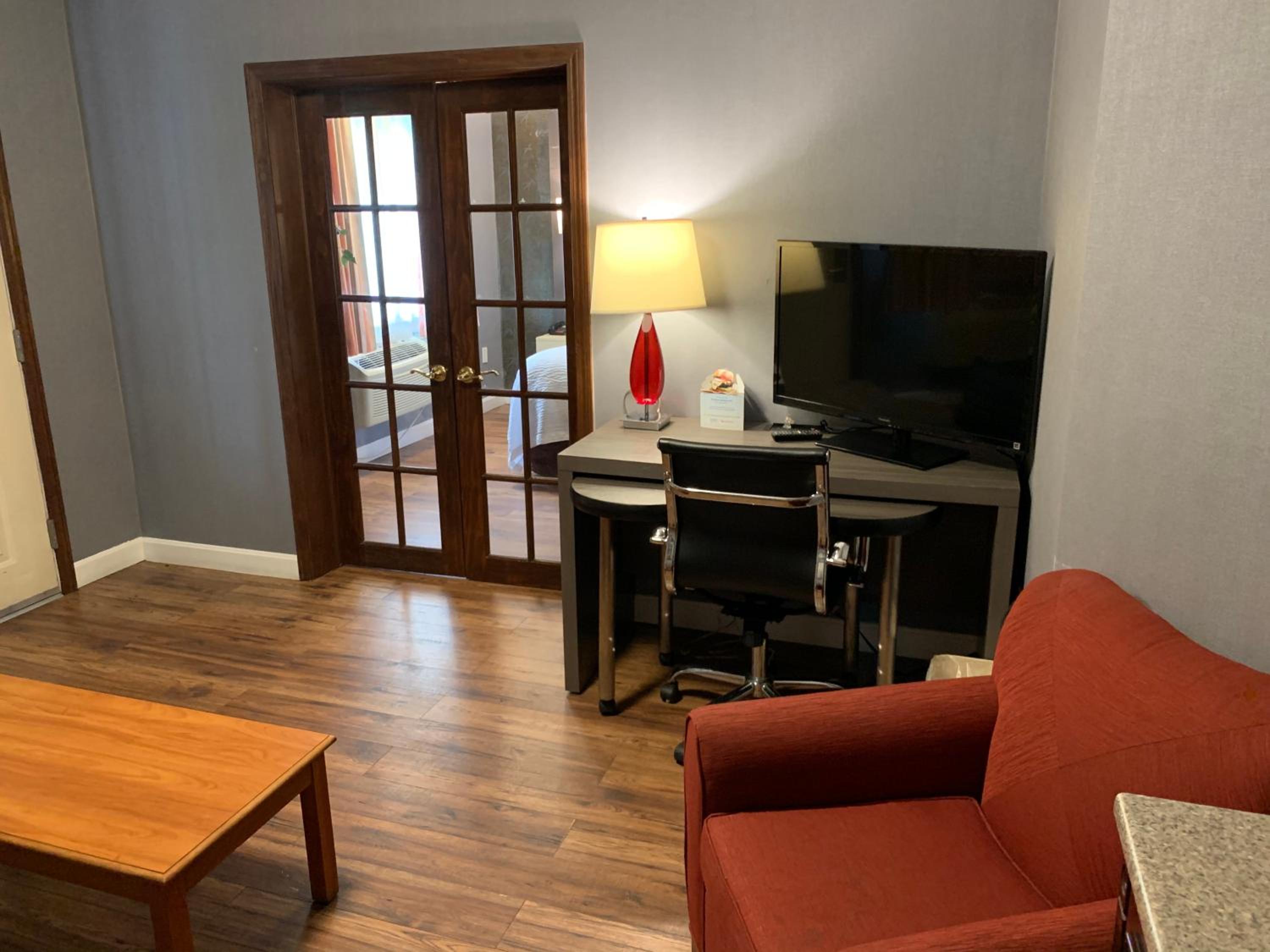 Deluxe King Studio Suite with Lake View - Non-Smoking - Photo 1