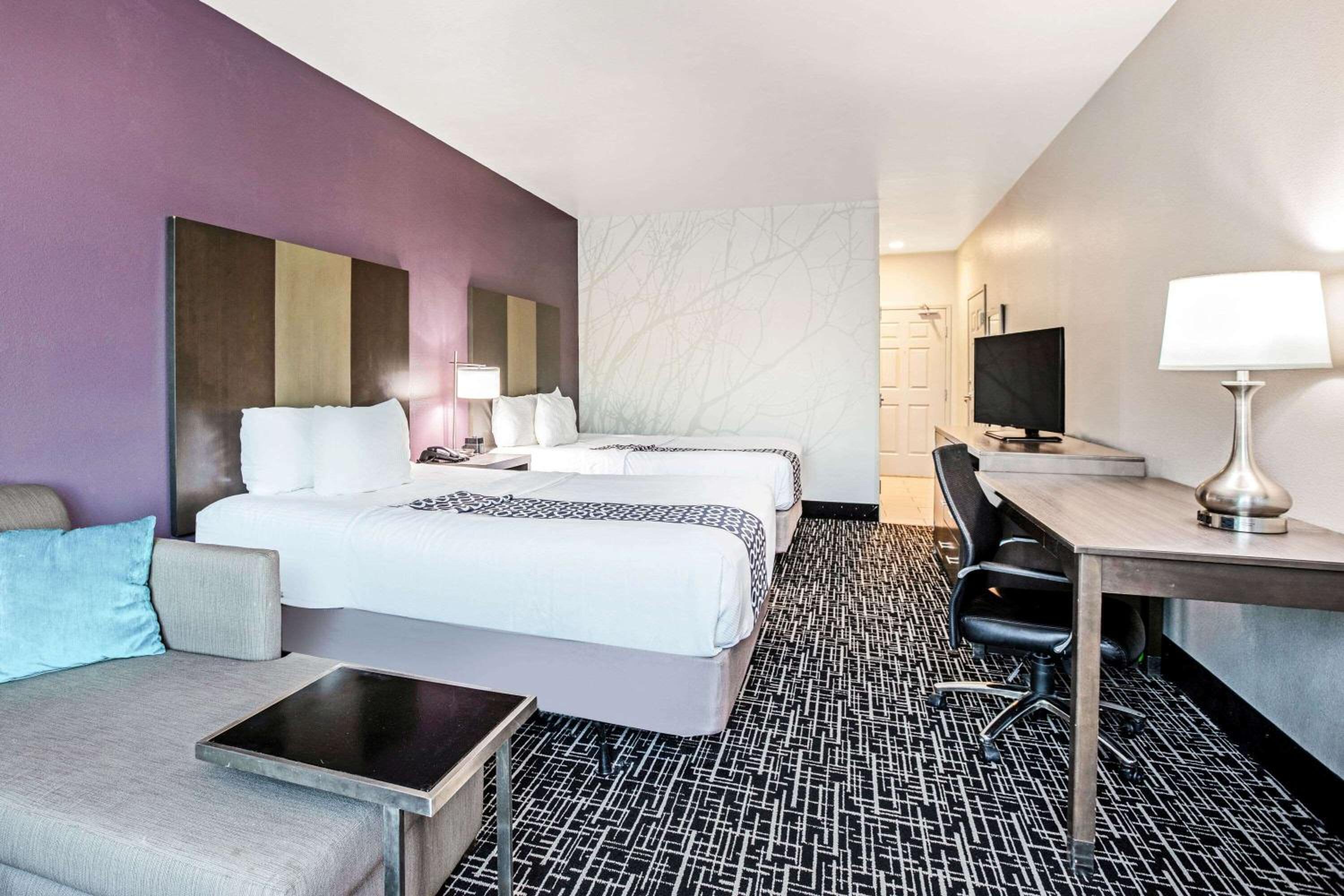 2 Queen Beds, Deluxe Room, Various Views, Non-Smoking