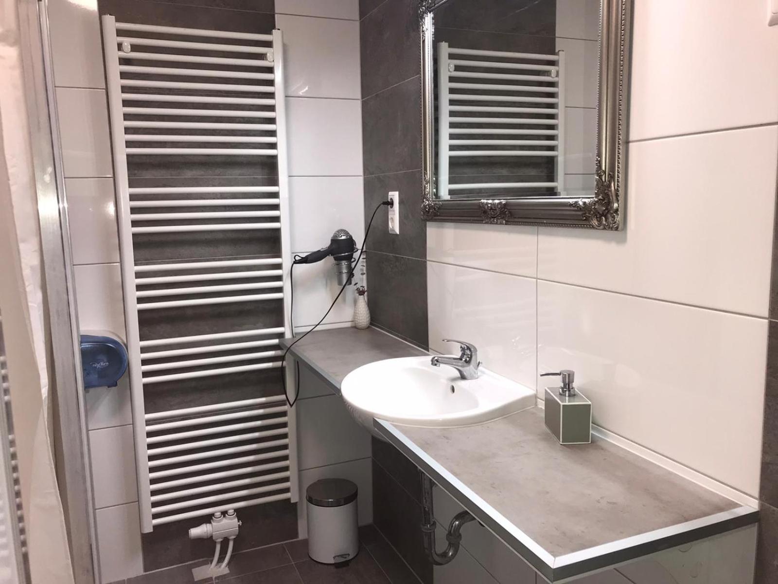 Single Room with Shared Shower and Toilet photo 1