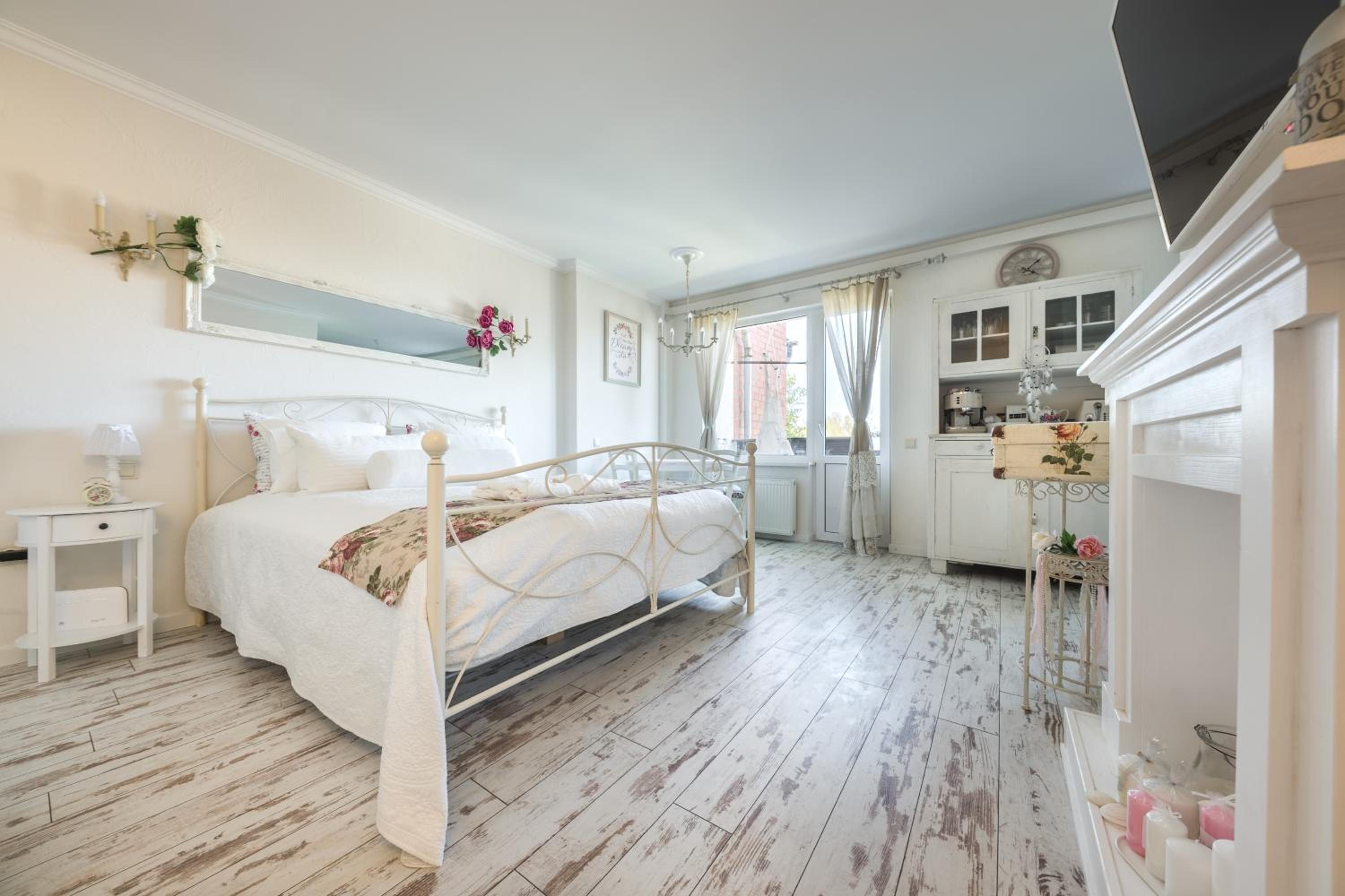 One-Bedroom Apartment - Photo 1