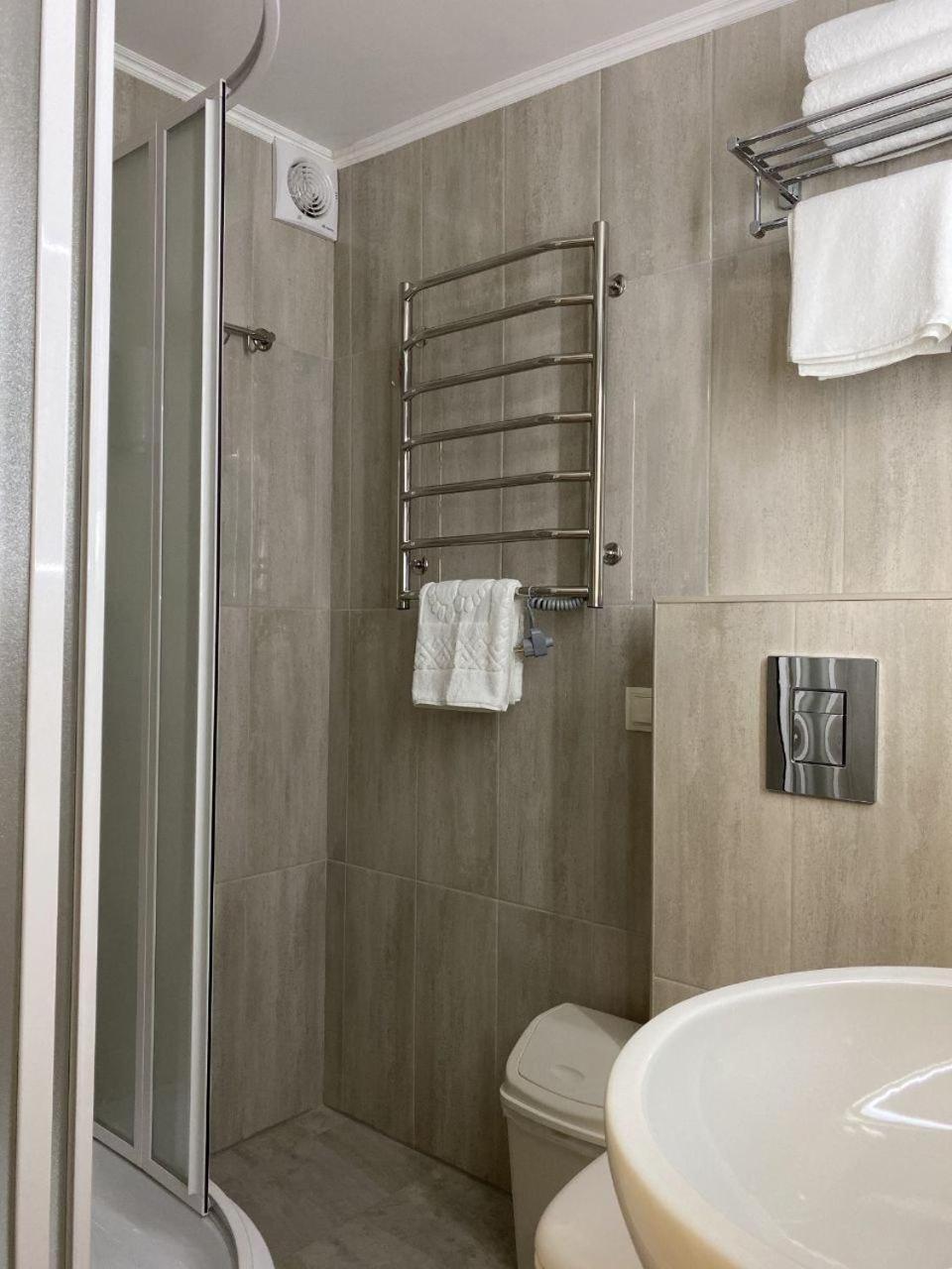 Double or Twin Room with Private Bathroom photo 3