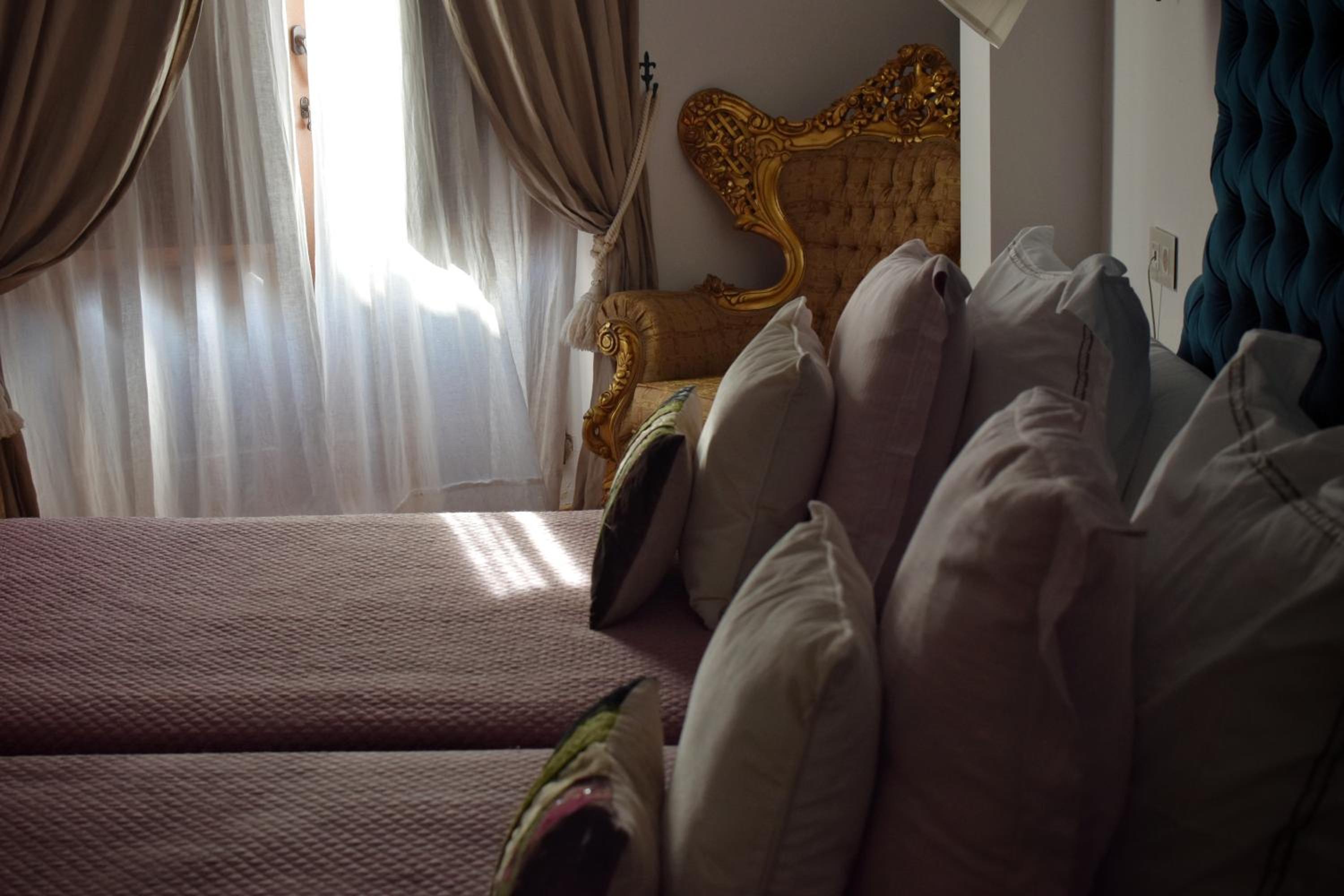 Double Room with Living Room and Balcony - Photo 3