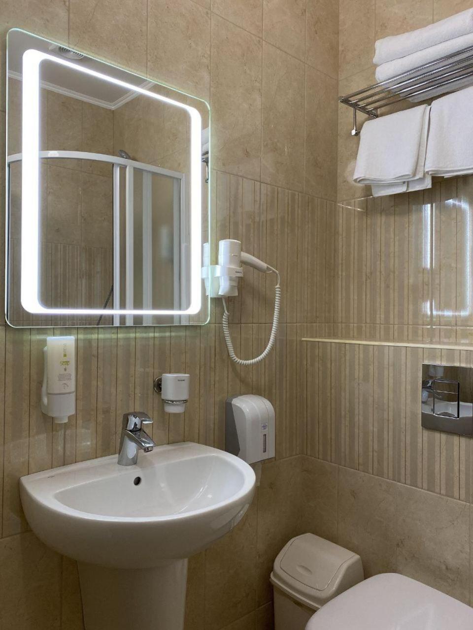 Double or Twin Room with City View photo 2