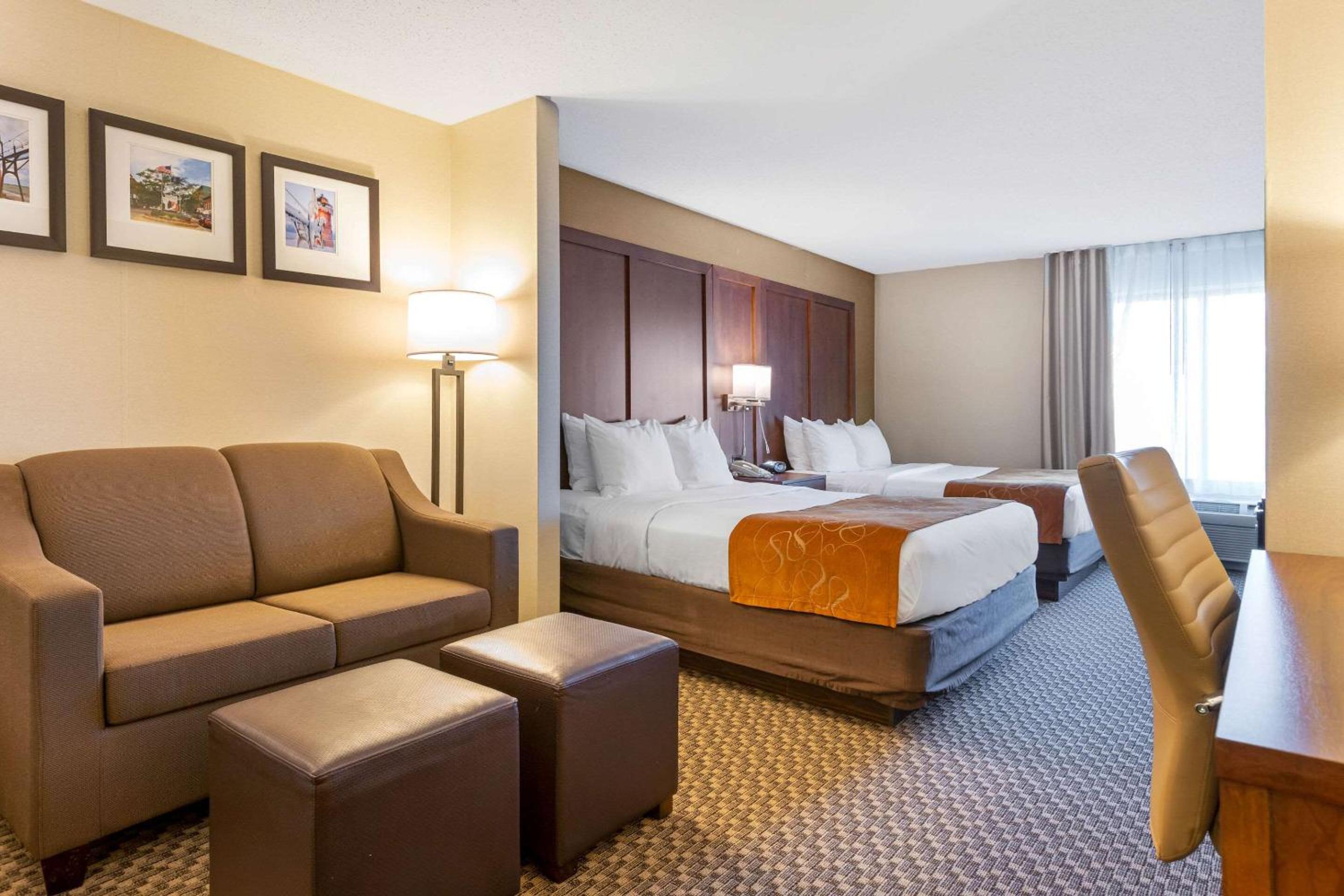 Queen Suite with 2 Queen Beds - Non-Smoking - Photo 1