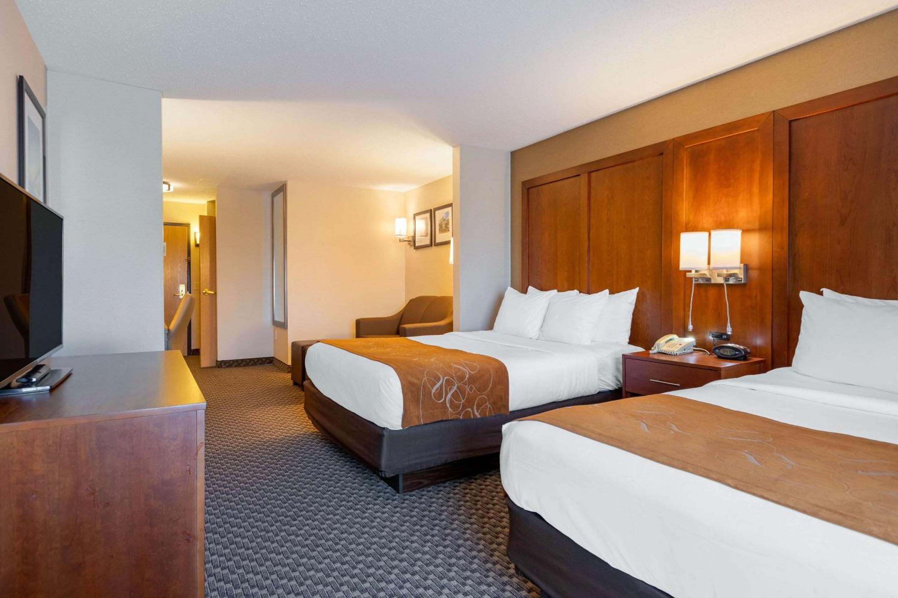 Queen Suite with 2 Queen Beds - Non-Smoking - Photo 7