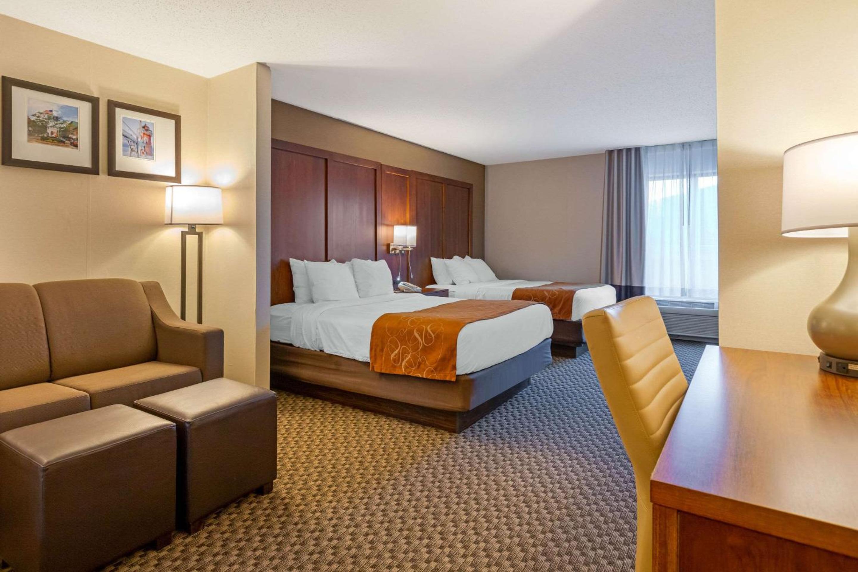 Queen Suite with 2 Queen Beds - Non-Smoking - Photo 3