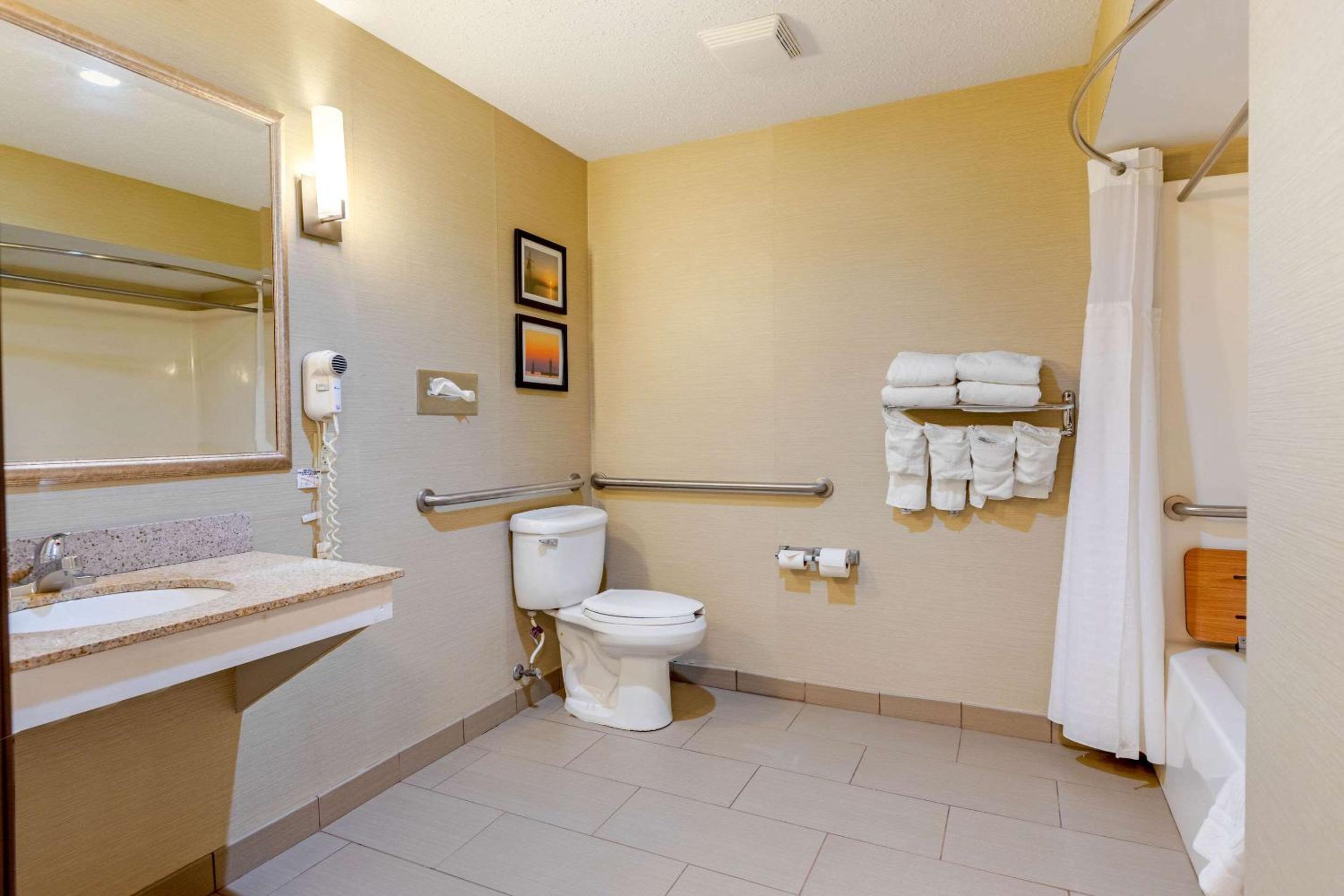 King Suite with Accessible Tub - Accessible/Non-Smoking - Photo 3