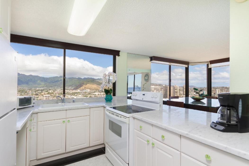 2 Bedroom Penthouse w/Ocean Views: Penthouse Apartment photo
