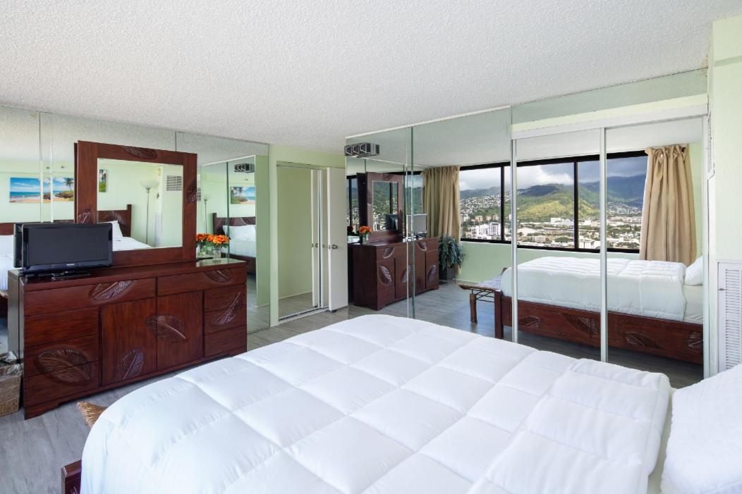 2 Bedroom Penthouse w/Ocean Views: Penthouse Apartment photo